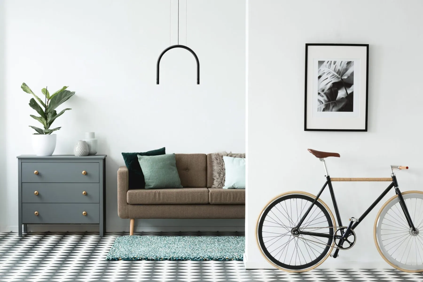 Pendelleuchte Arkade von Molto Luce über einer Kommode im Wohnraum