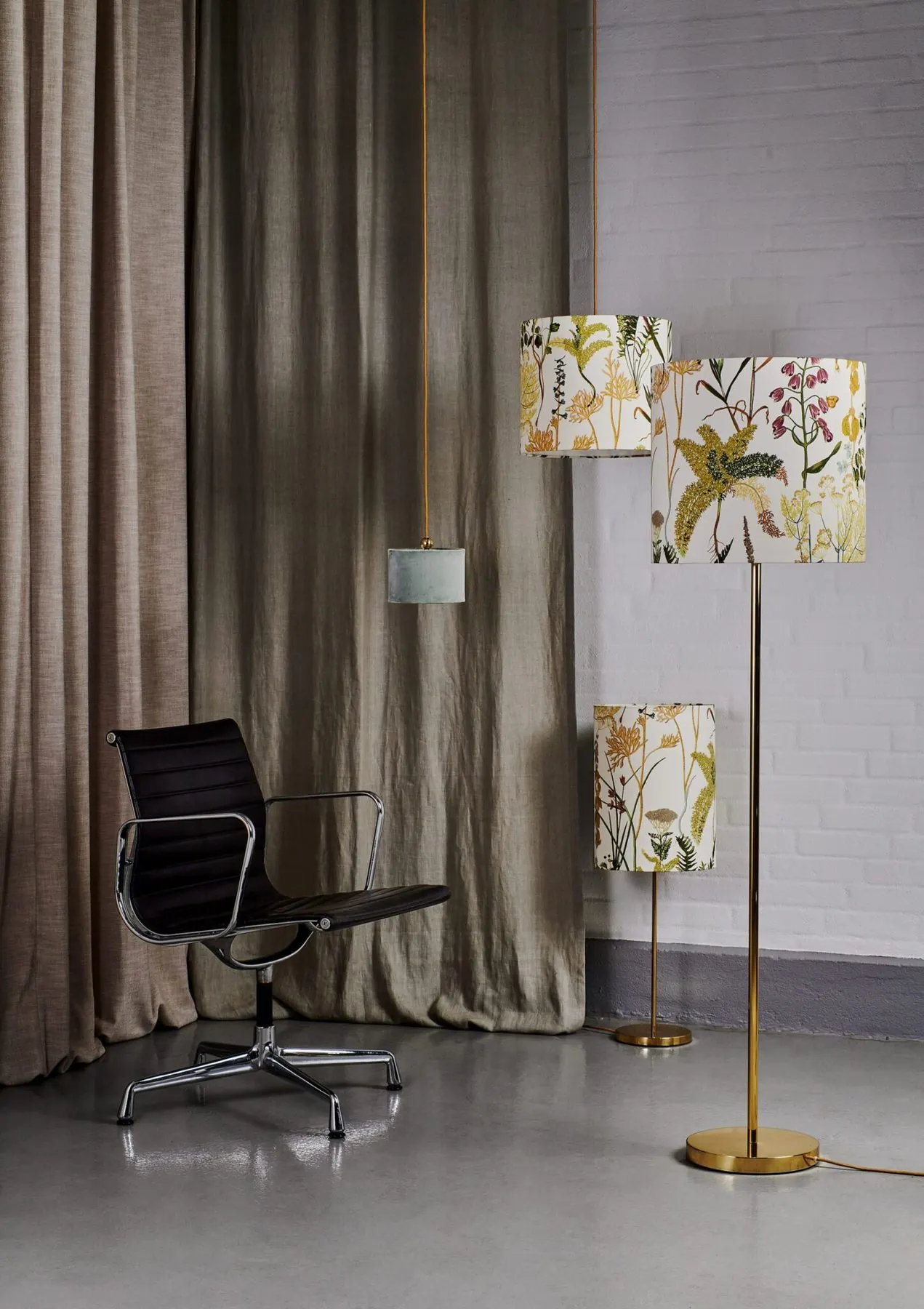 Stehleuchten mit floral gemusterten Schirmen an einem Arbeitsplatz