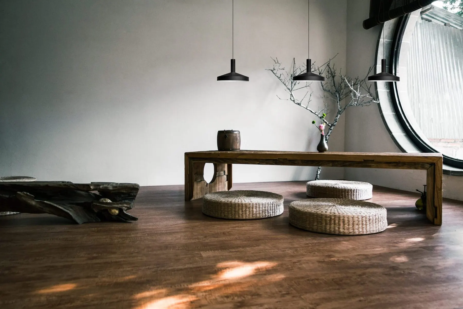 Pendelleuchten Lora von Molto Luce über einer niedrigen Holzbank