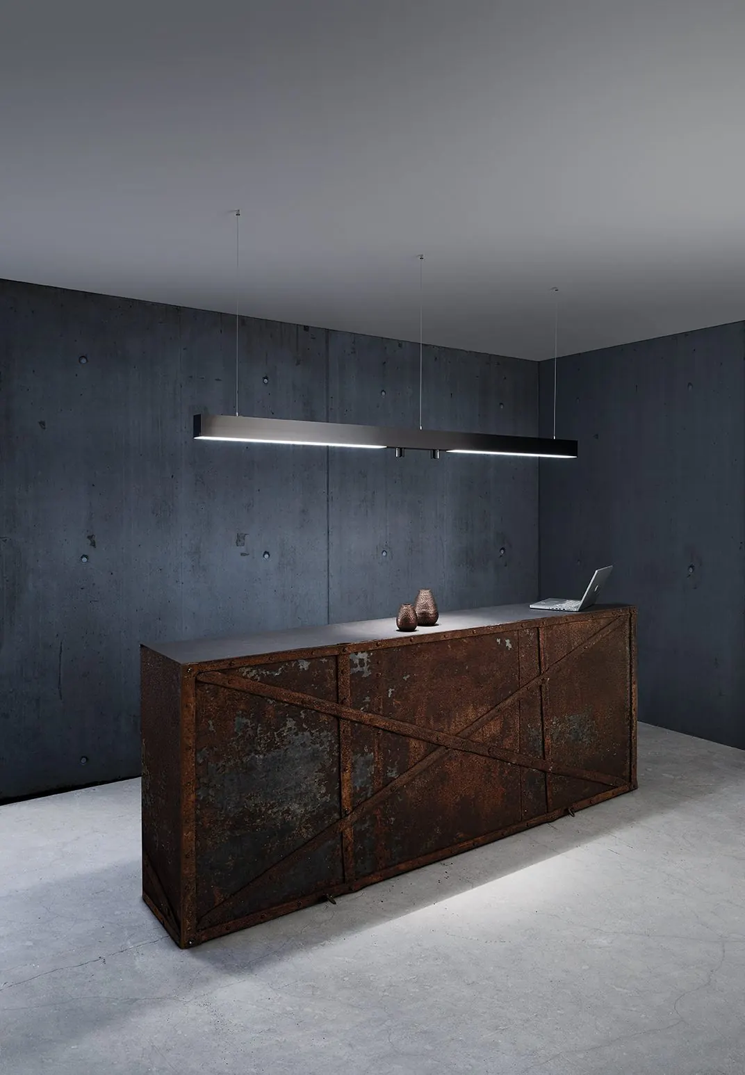 Lichtschienensystem Trigga mit linearen Leuchten über einem Sideboard