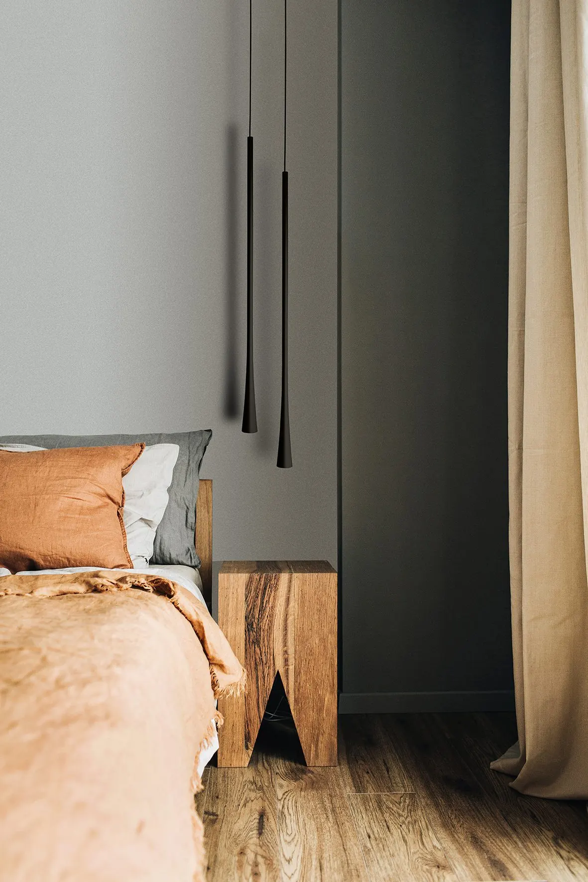 Schmale Pendelleuchten Yira als Leseleuchten neben einem Bett