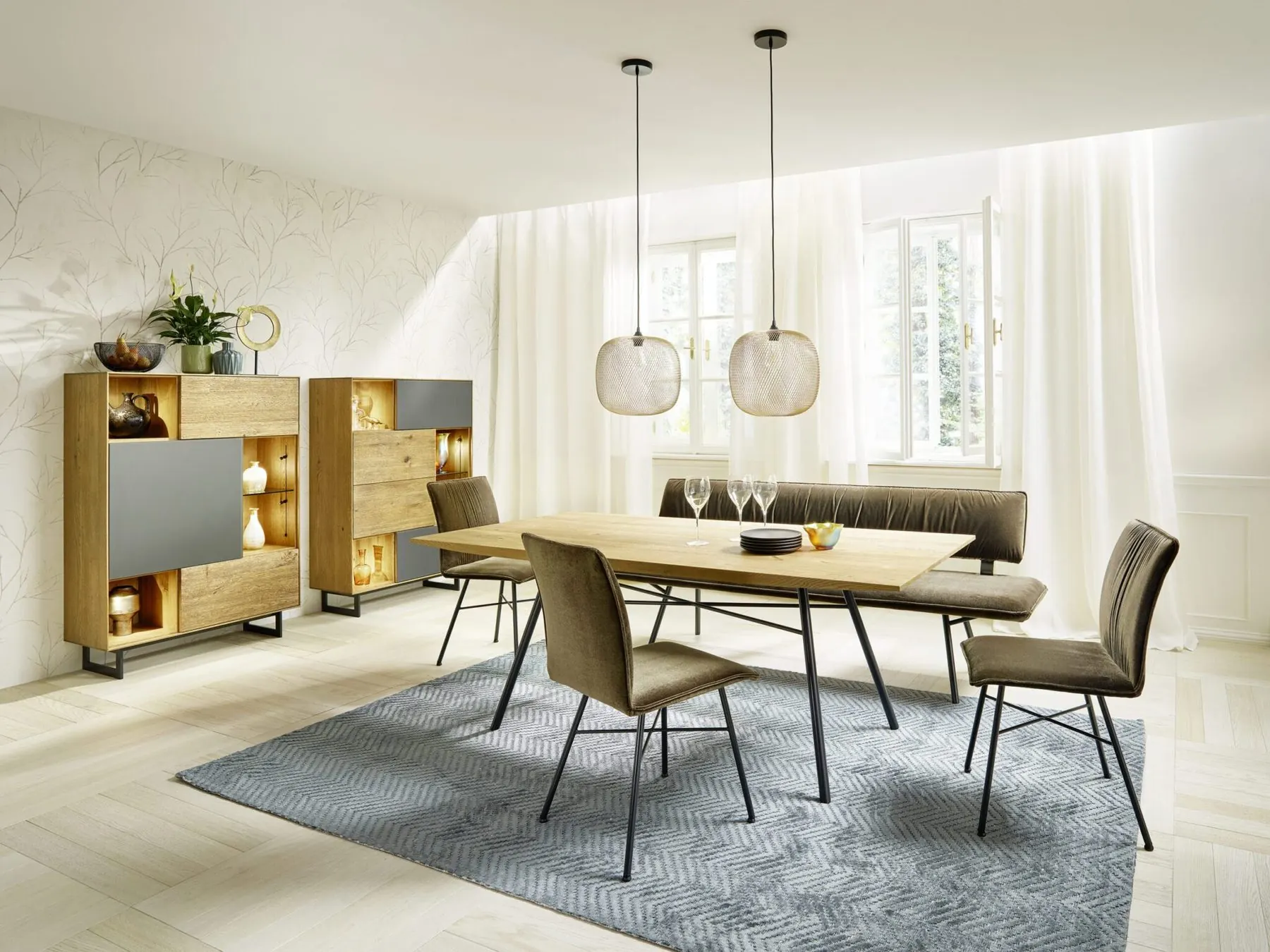 Essplatz mit Sitzbank und beleuchteten Highboards aus Asteiche barrique