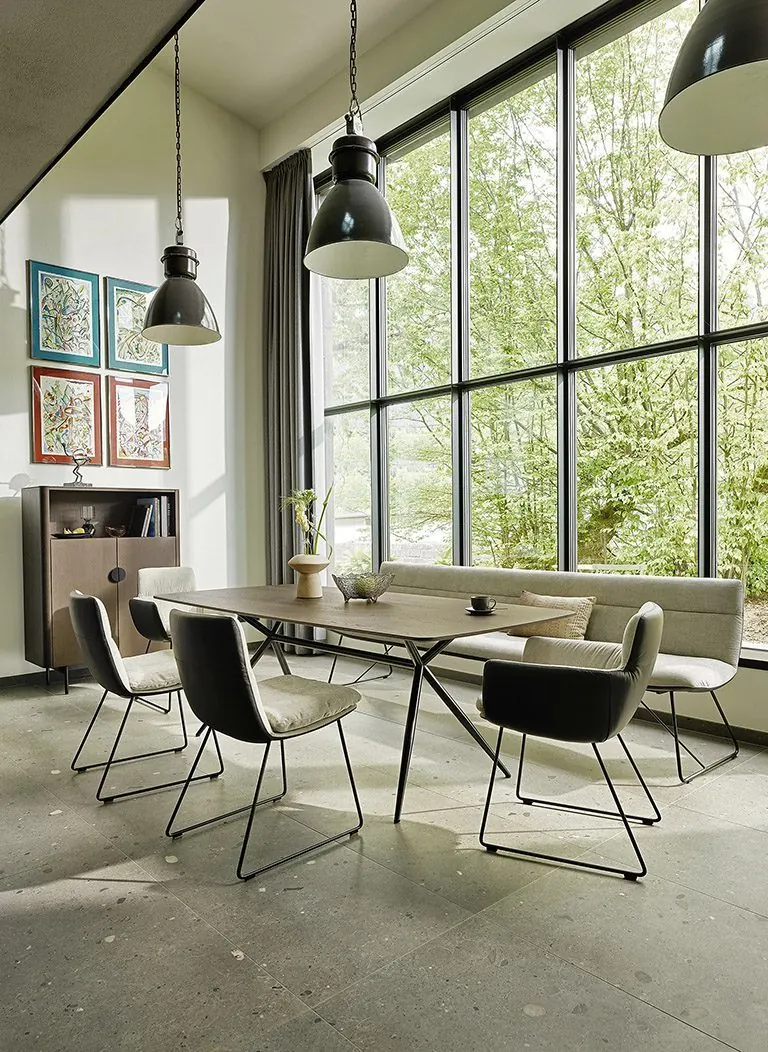 Essgruppe mit Massivholztisch und Freischwingern in einem Loft