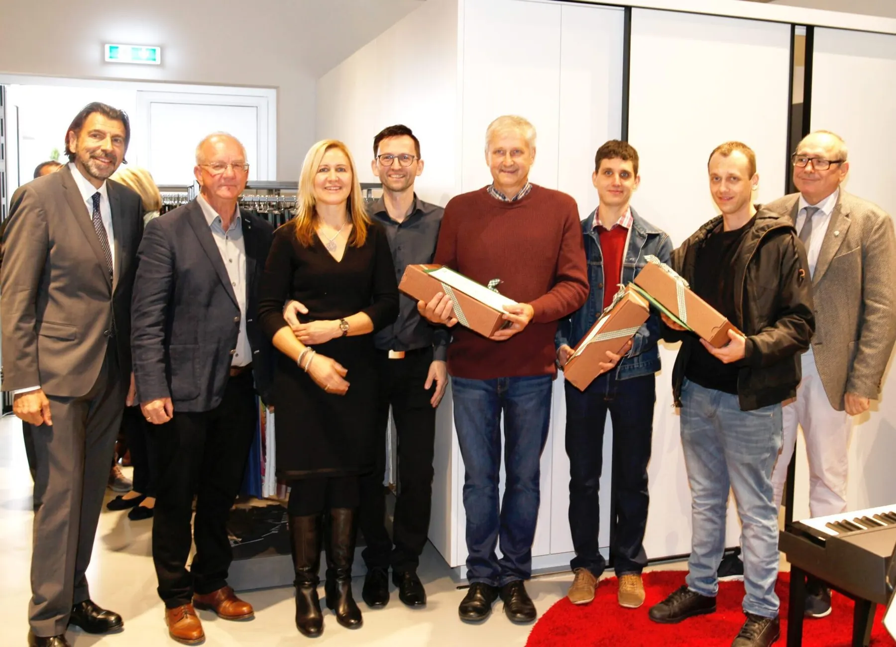 Gruppenbild mit Geschenken und Urkunden zur Eröffnung