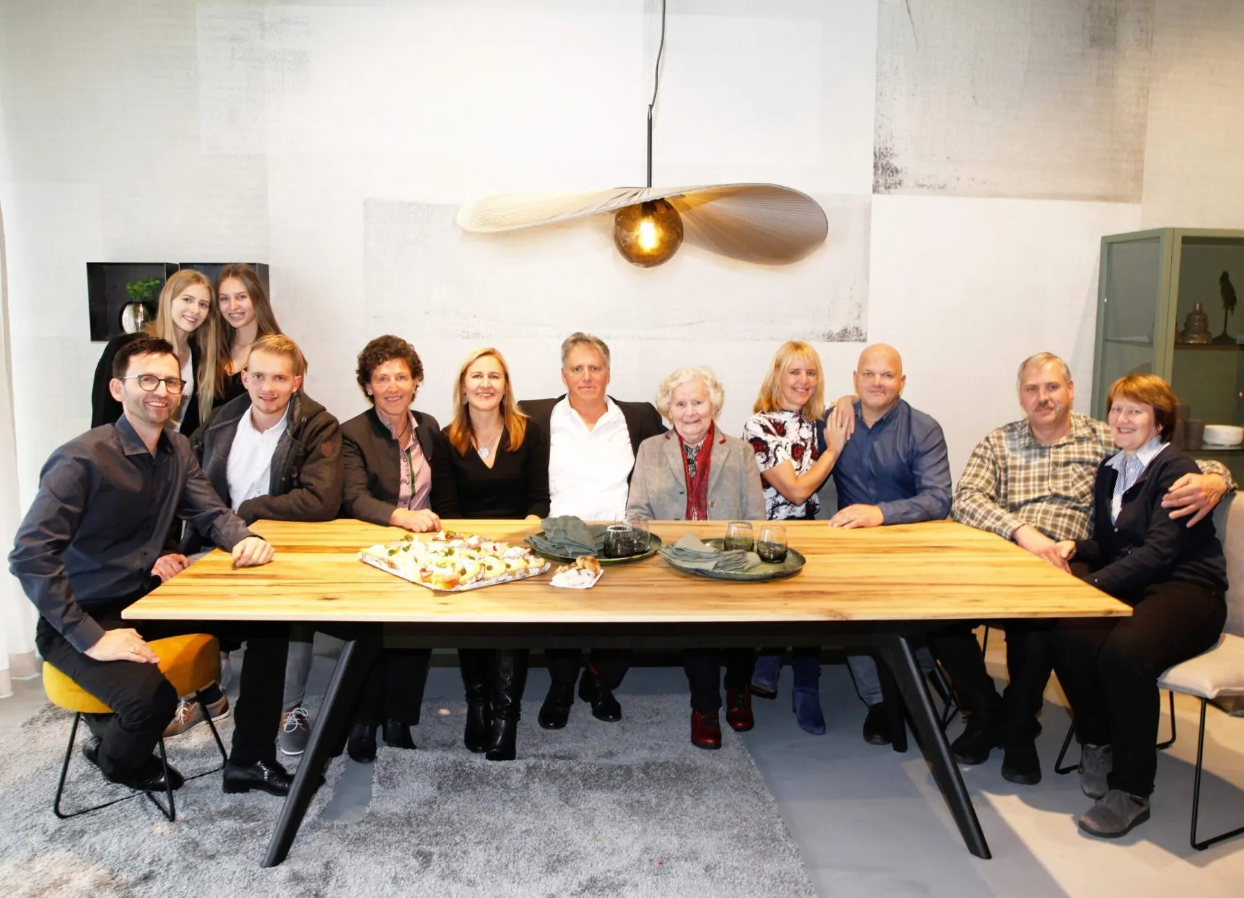Große Runde an einem Massivholztisch im Einrichtungshaus