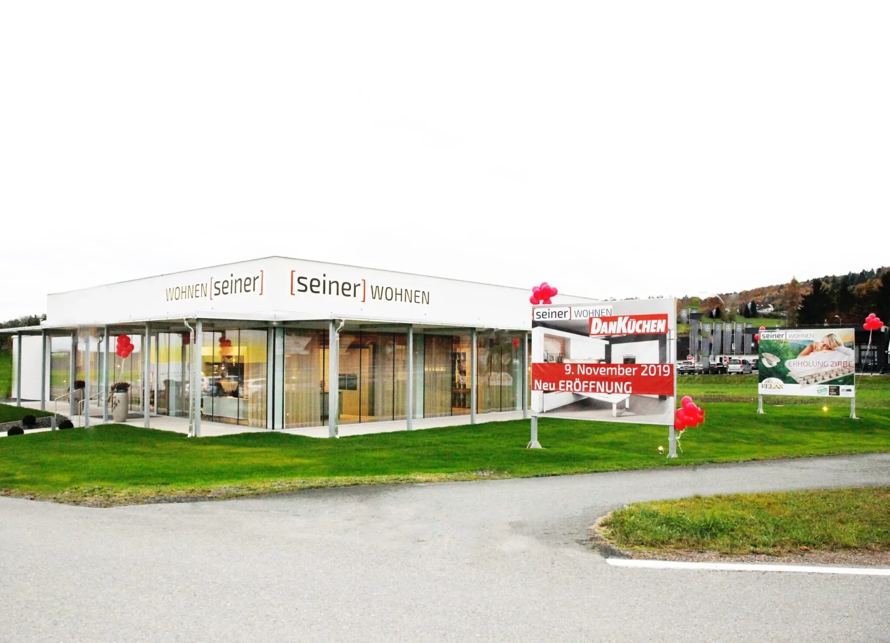 Das Einrichtungshaus von außen, davor ein Festzelt zur Eröffnung