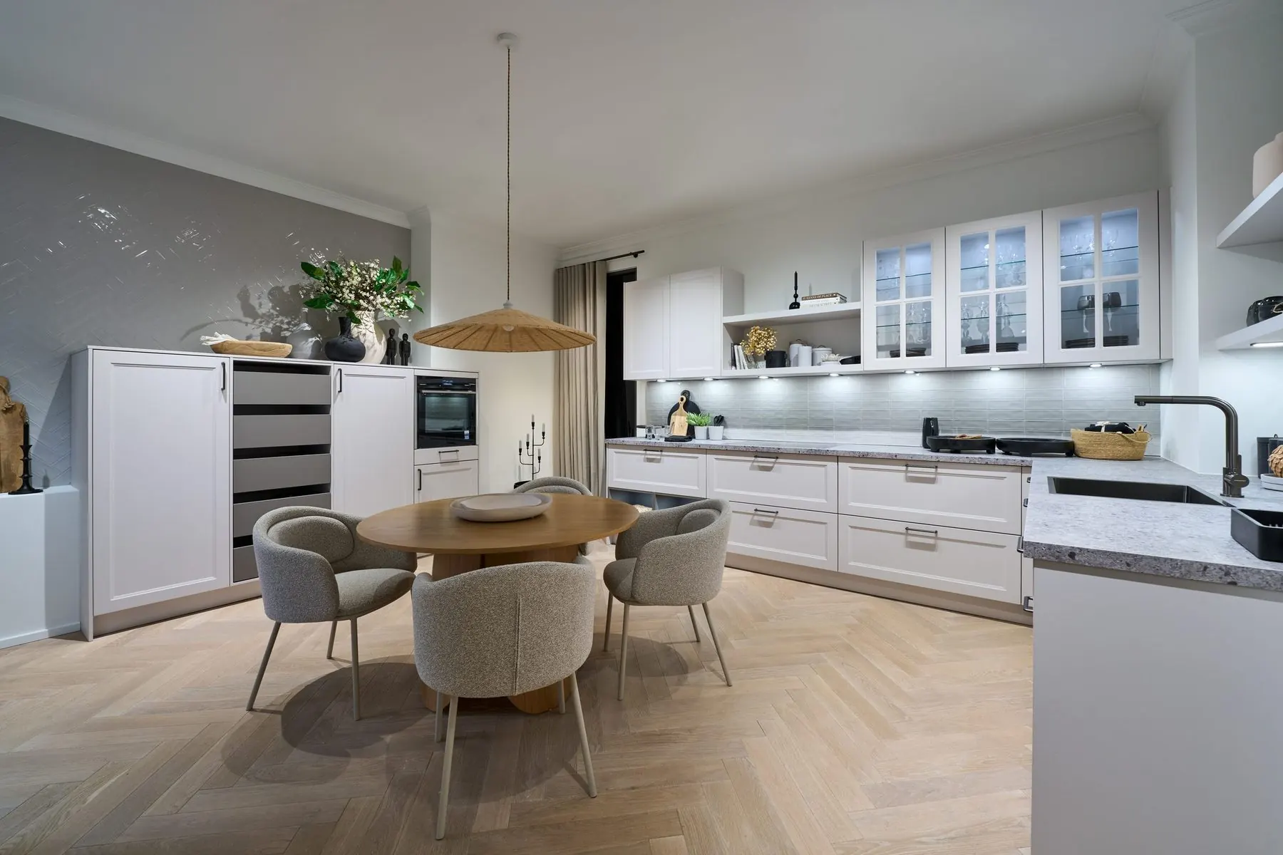 Landhausküche Ravenna in Satin mit rundem Essplatz auf Fischgrätparkett