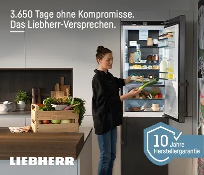 Liebherr-Anzeige „3.650 Tage ohne Kompromisse. Das Liebherr-Versprechen." mit einer Frau vor einem geöffneten Kühlgerät und dem Siegel „10 Jahre Herstellergarantie".