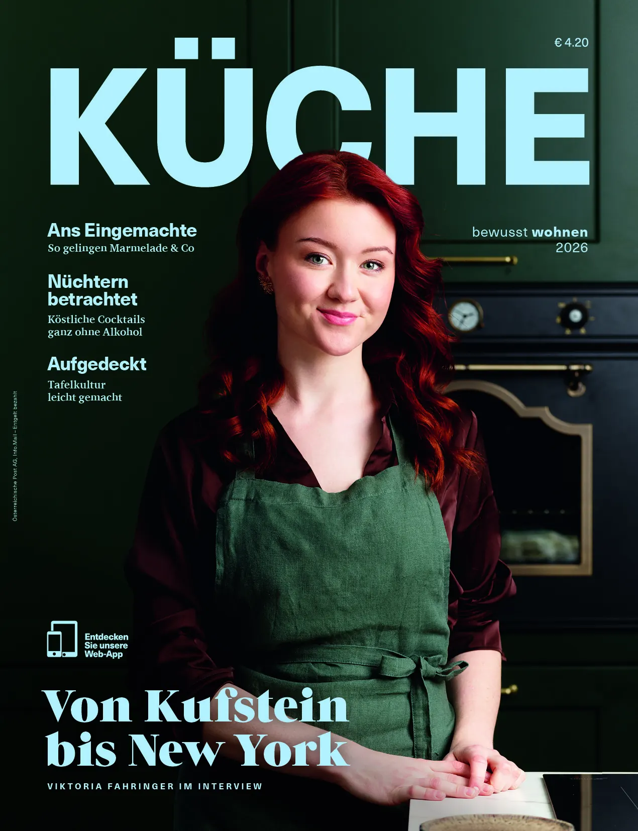 Titelseite des Küchenmagazins 2026 „bewusst wohnen“ mit einer Köchin in grüner Schürze vor einem dunkelgrünen Herd