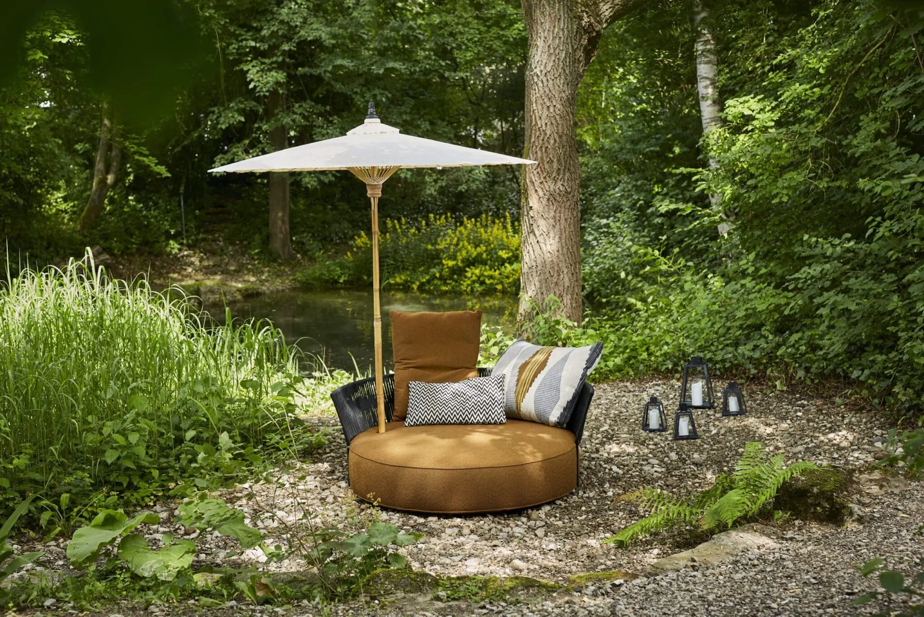 Outdoor-Loungesessel Isola mit Kissen am Waldrand