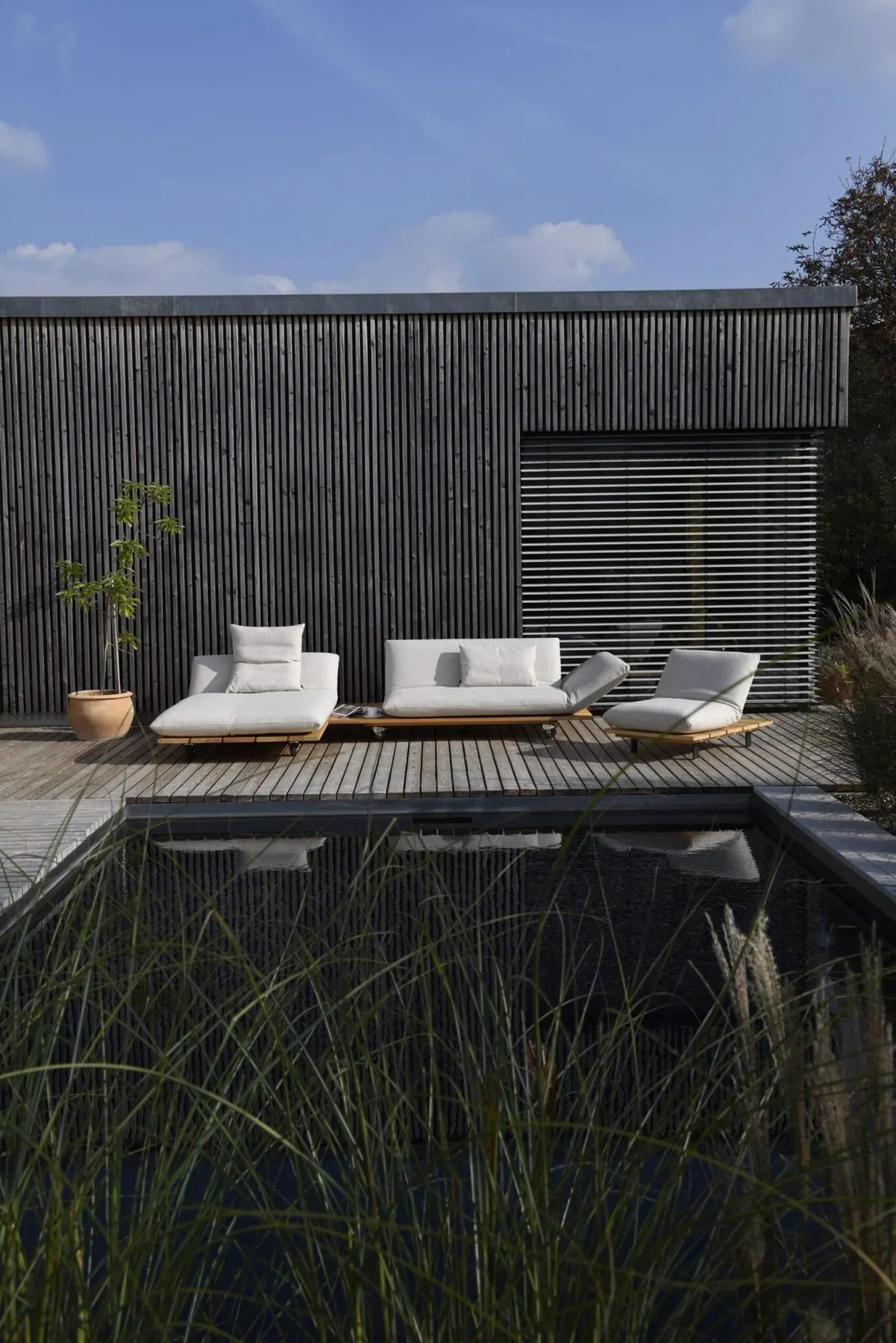Outdoor-Lounge Akito am Rand eines Naturpools