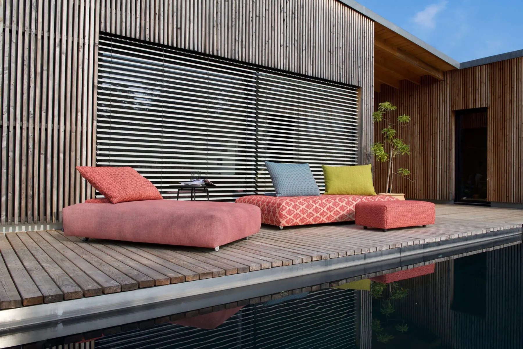 Outdoor-Sitzlandschaft Iwan in Altrosa am Pool