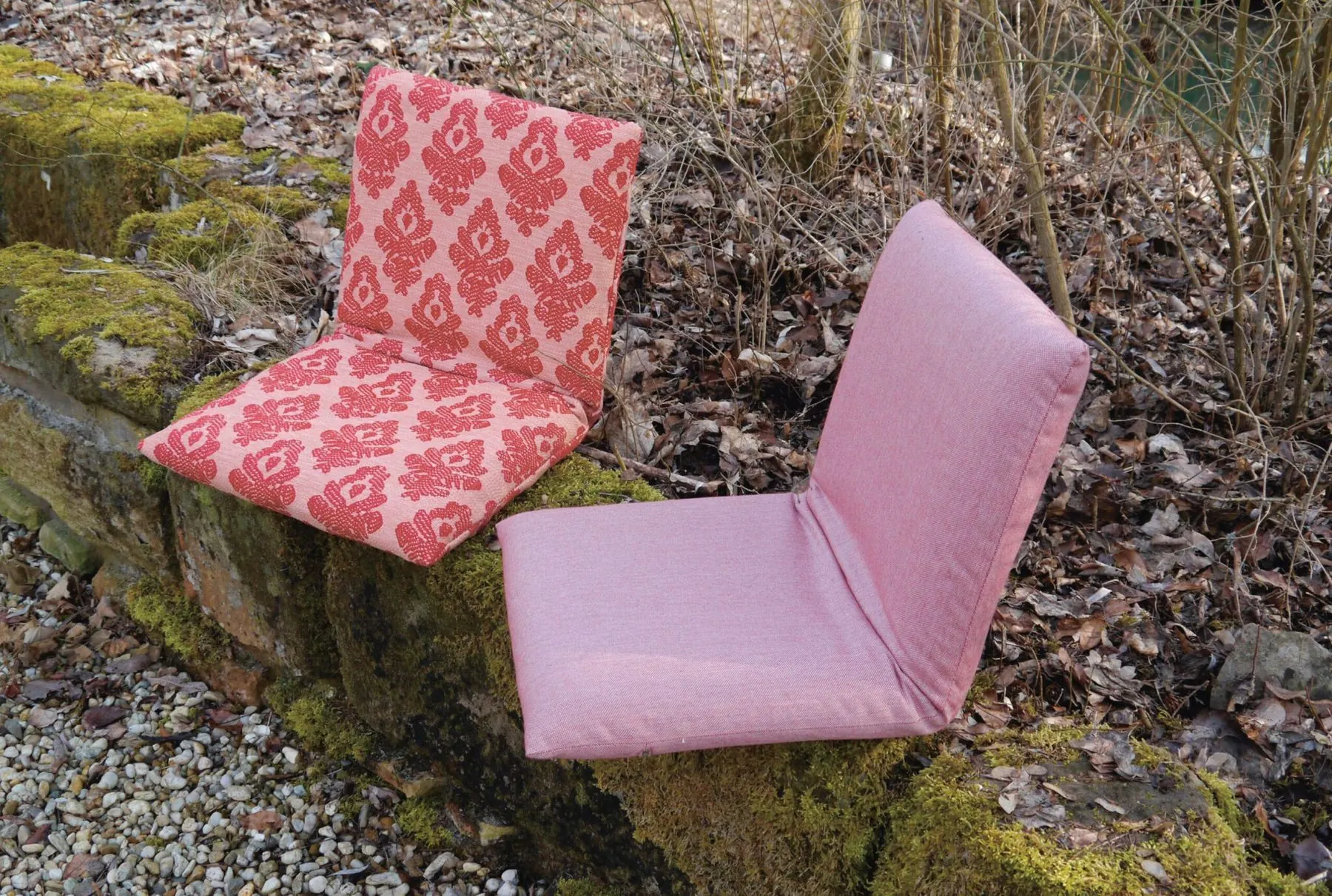 Zwei rosafarbene Bodensitze Pro.Bier auf einem bemoosten Felsen