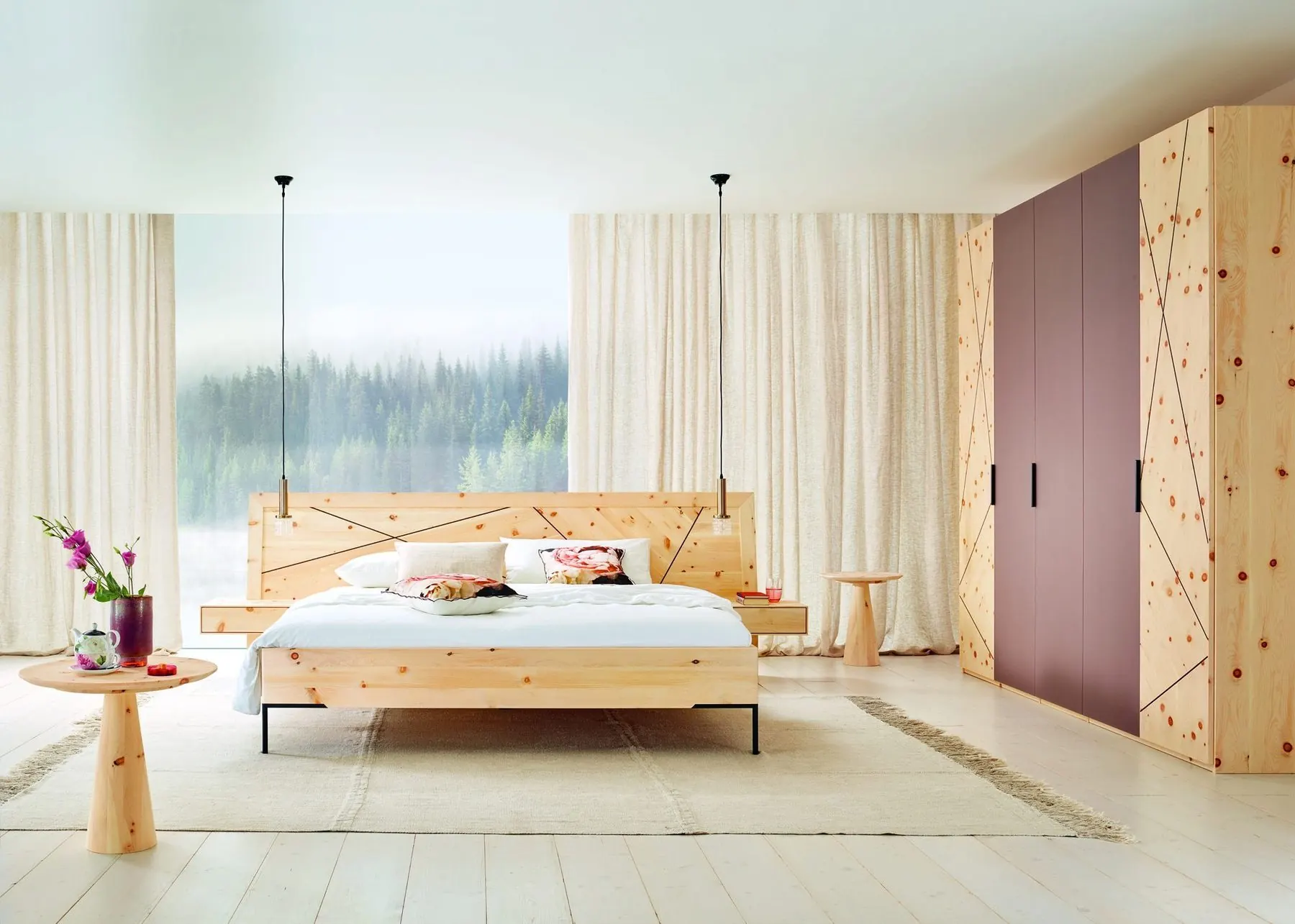 Schlafzimmer Leno mit Zirbenbett und Schrankwand in Altrosa