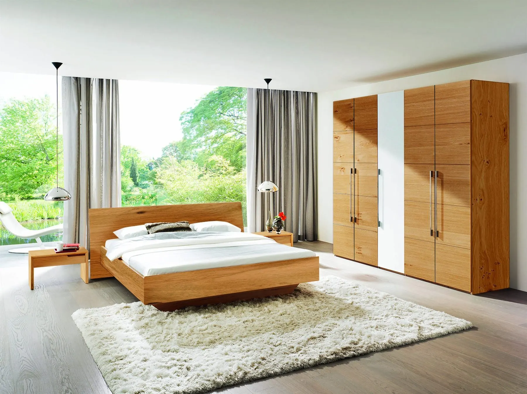 Schlafzimmer Tesso mit Massivholzbett und Drehtürenschrank