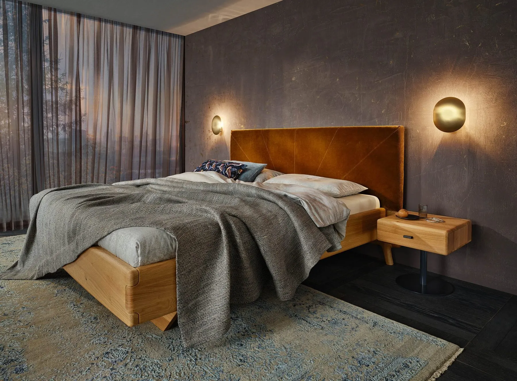 Bett mit Holzkopfteil und Wandleuchten vor einer dunklen Wand