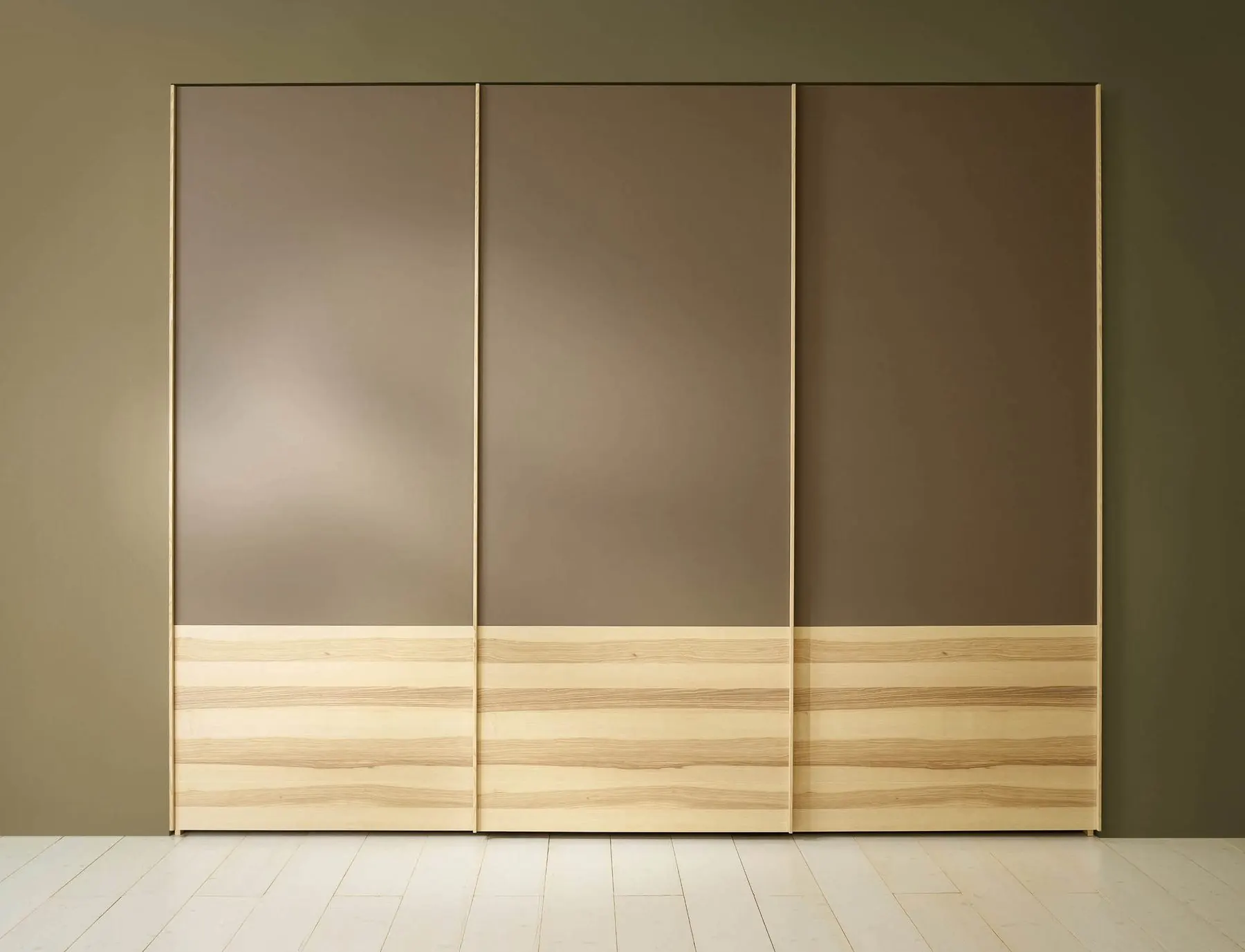 Kleiderschrank mit Schiebetüren in Holz und Bronzeoptik