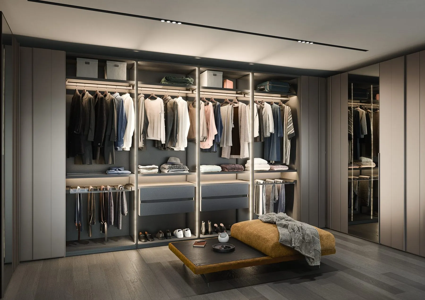 Ankleidezimmer mit Glastüren und beleuchteten Fächern