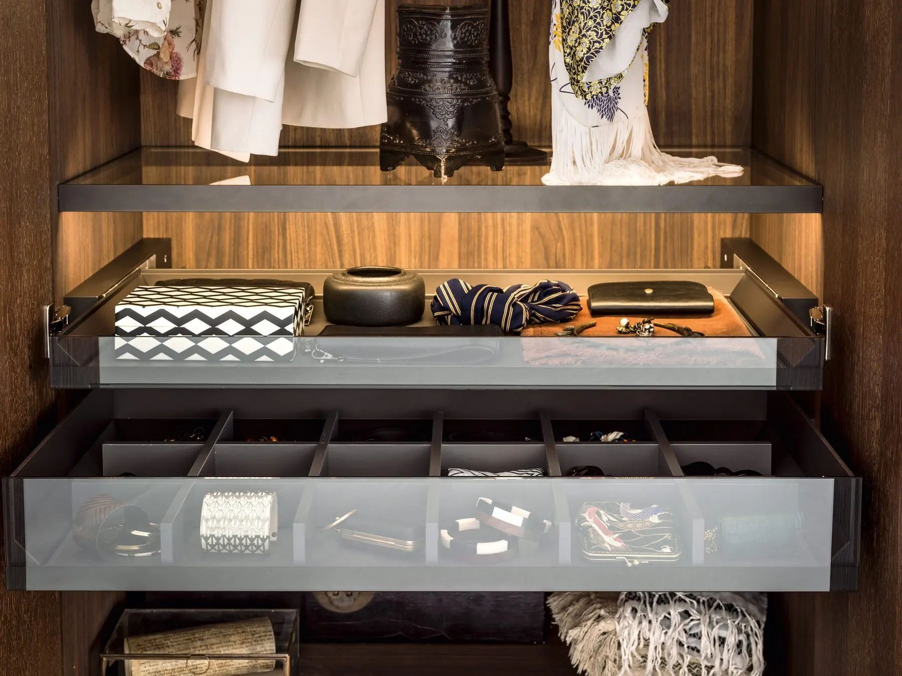 Schrankauszug mit Glaseinsätzen für Uhren und Accessoires