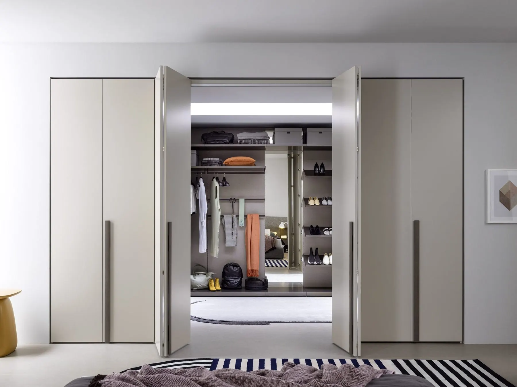 Geöffnete Falttüren mit Blick in den Kleiderschrank