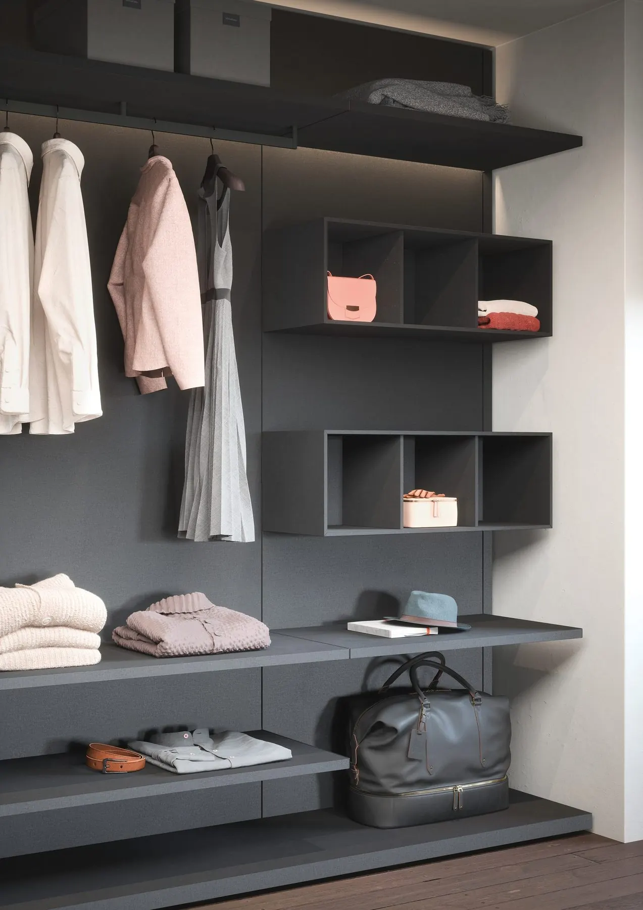 Offene Garderobenwand mit Ablagen, Boxen und Kleiderstange