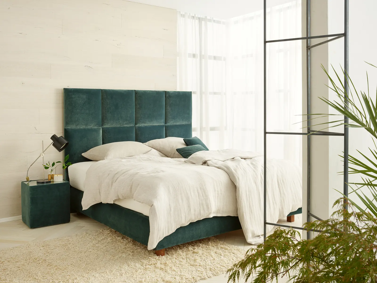 Türkisfarbenes Boxspringbett Piazza mit hohem rechteckigem Kopfteil