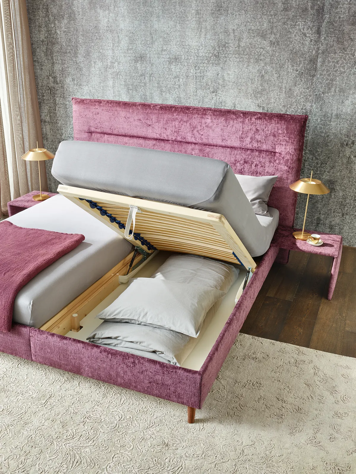 Polsterbett Capri in Rosé mit hochgeklappter Liegefläche und offenem Bettkasten
