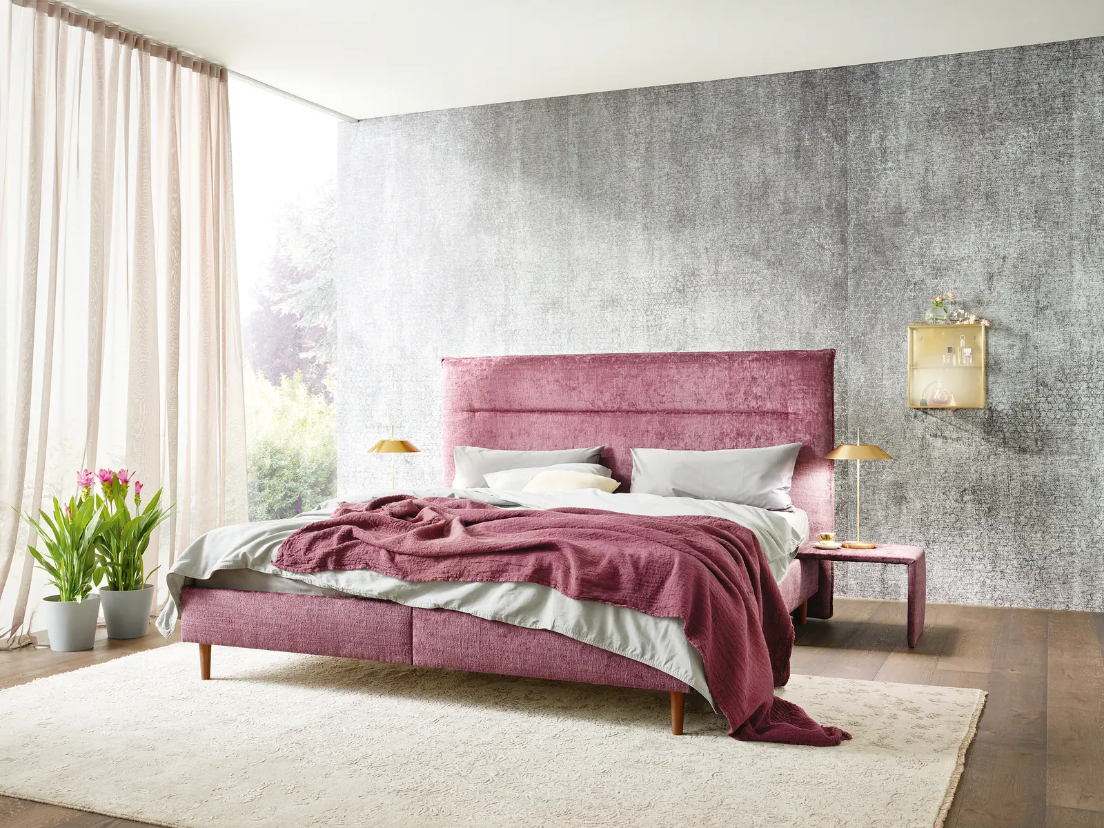 Polsterbett Capri in Rosé mit Bettdecke im hellen Schlafzimmer