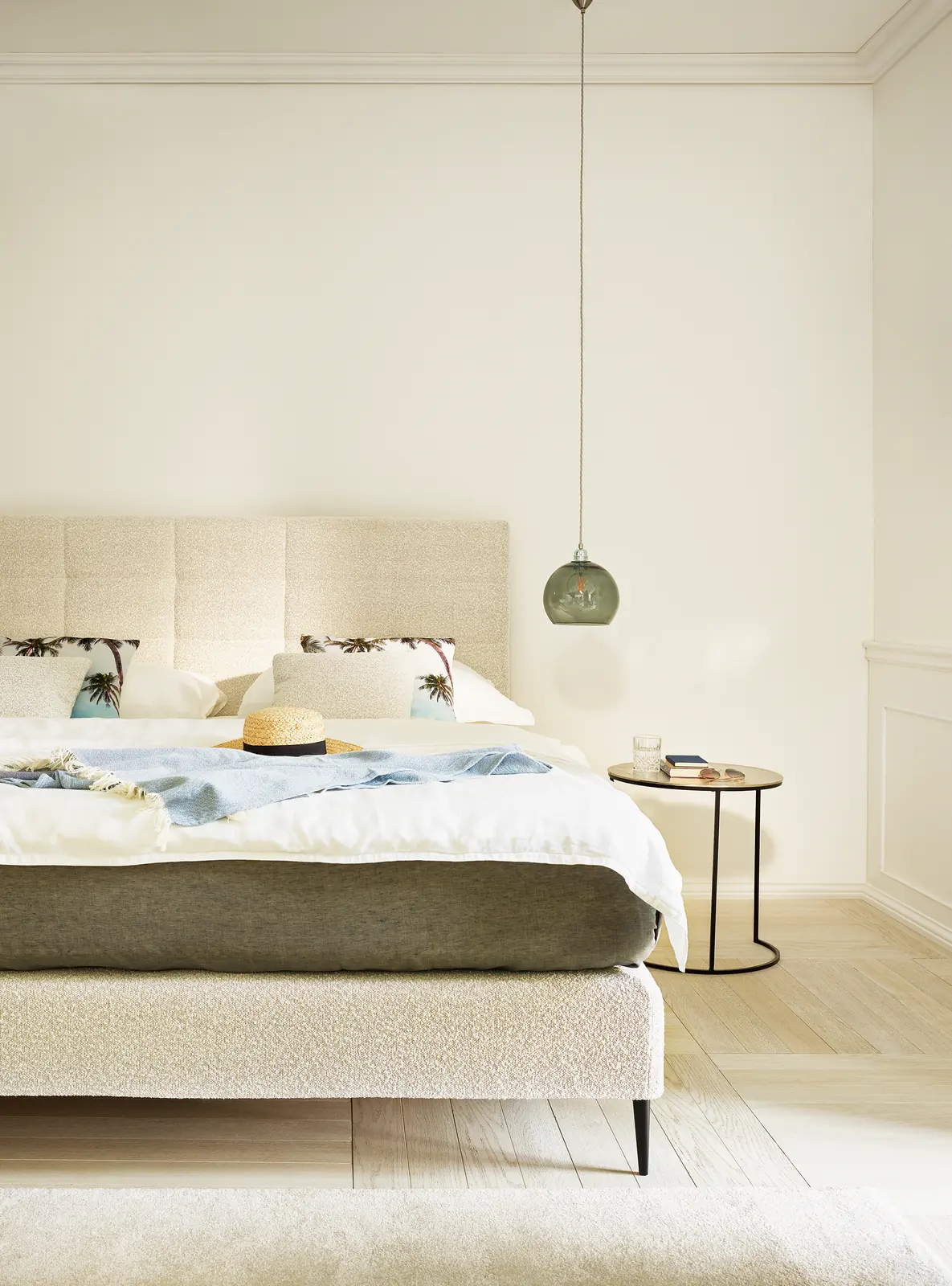 Hochformatansicht des Boxspringbettes Mattina mit Holzrahmen und weißem Bettzeug