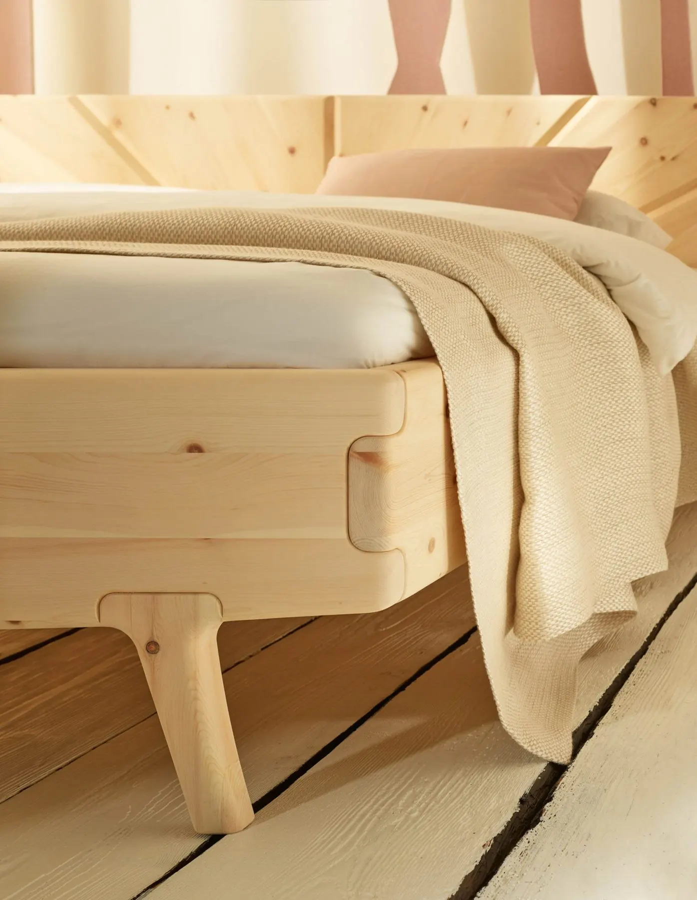 Detail des Bettfußes eines Zirbenbetts in weiß geöltem Holz