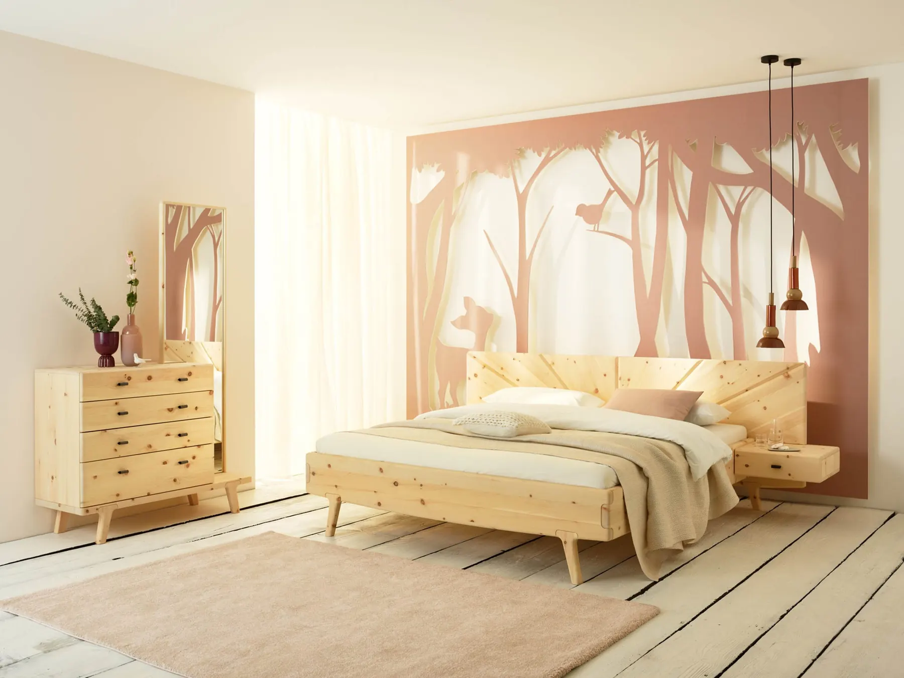 Schlafzimmer Sol aus weiß geölter Zirbe mit Kommode und Waldtapete