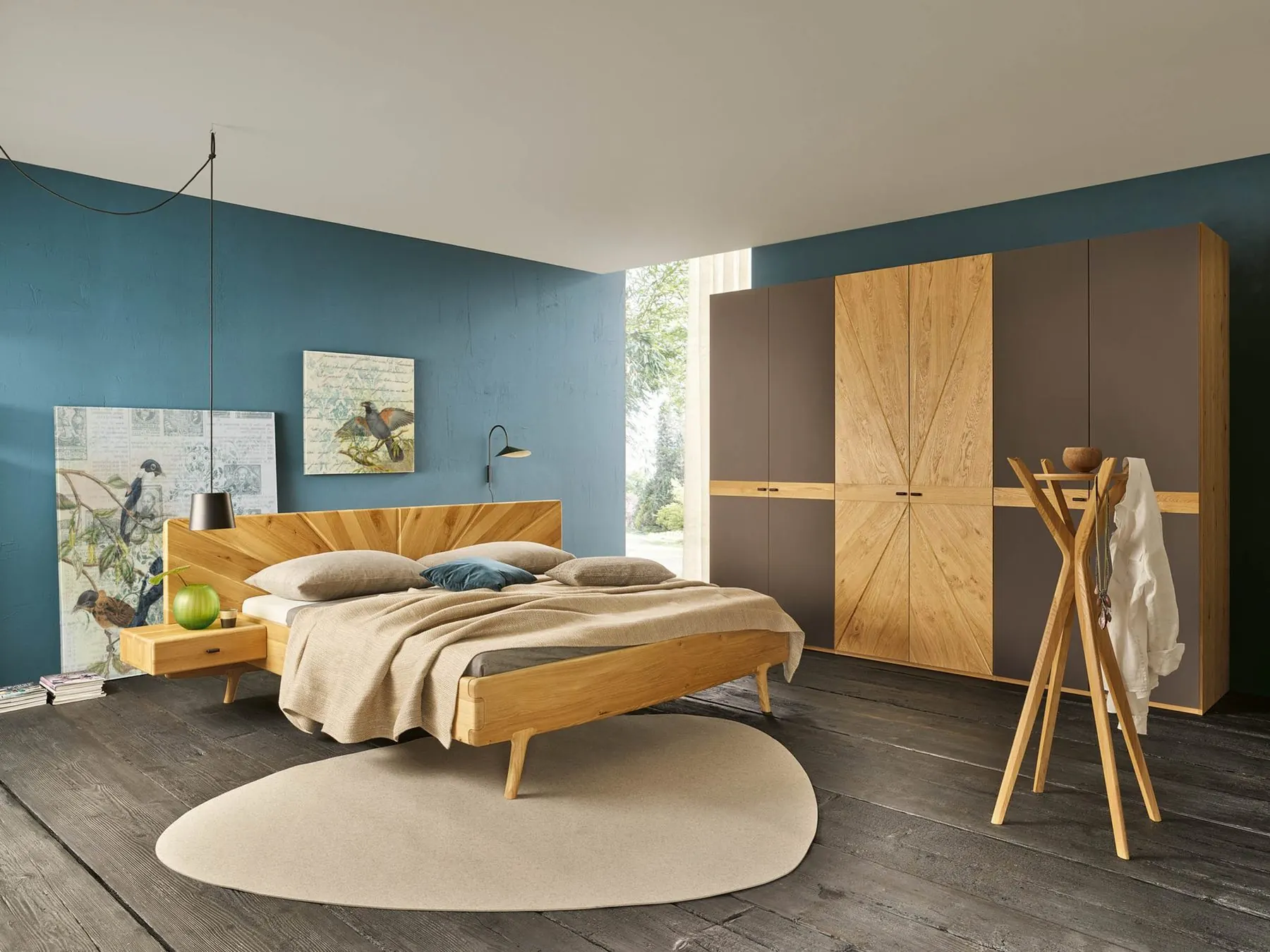 Schlafzimmer Sol aus geölter Asteiche vor einer blauen Wand