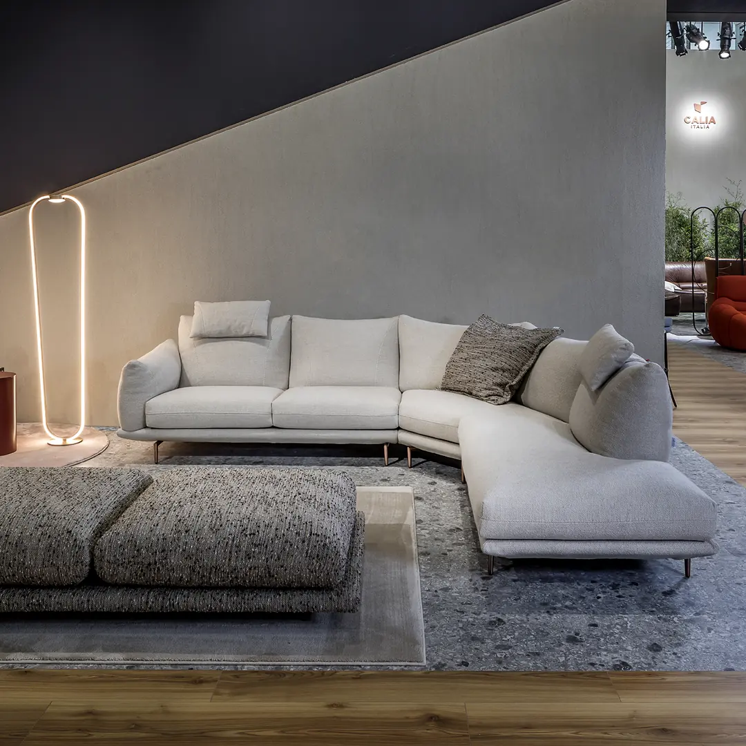 Helles Ecksofa Dragees mit bodentiefem Fenster und dunklem Teppich