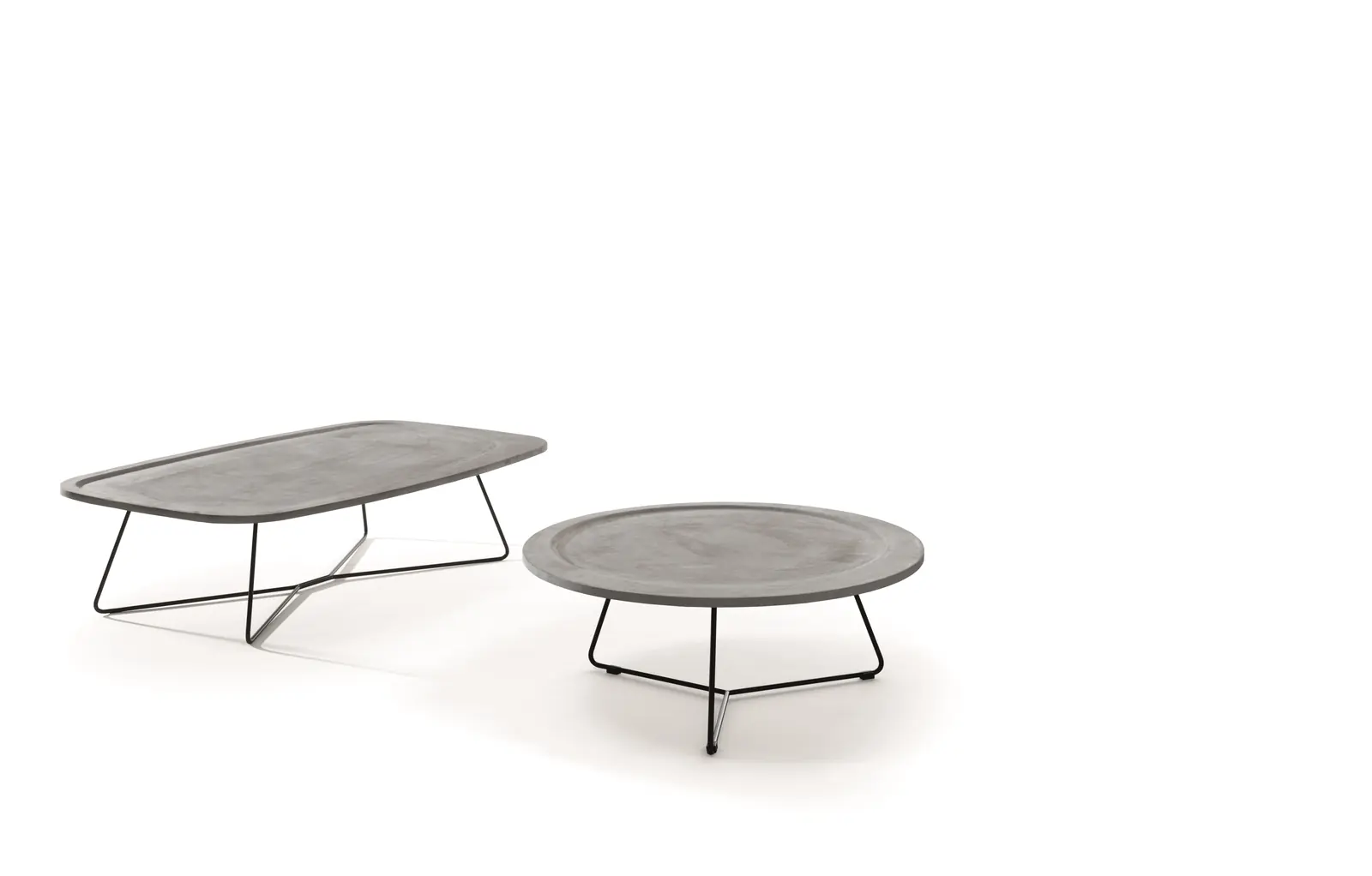 Zwei flache ovale Couchtische mit filigranen Metallgestellen