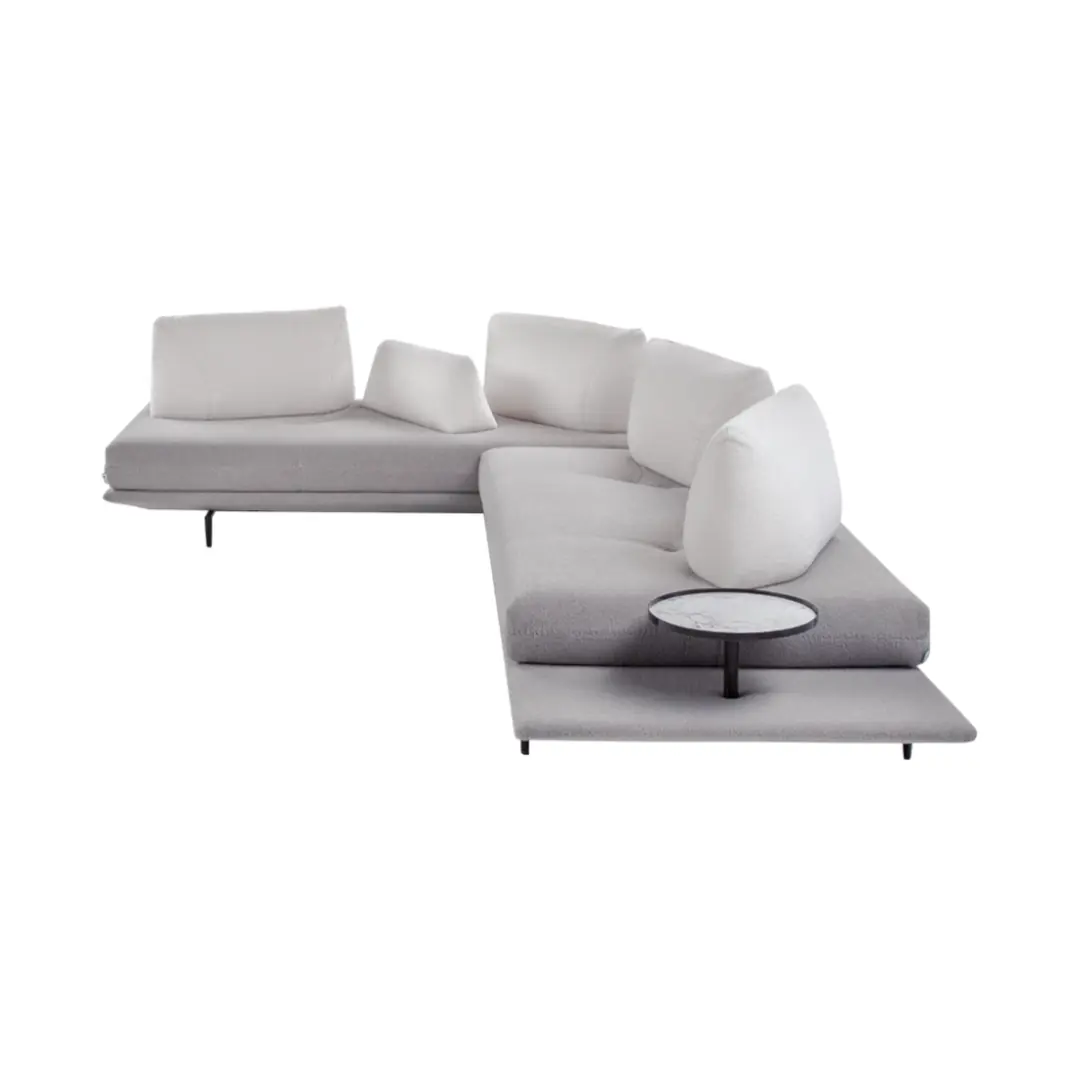 Seitliche Ansicht eines hellen Sofas Gianduiotto mit Beistelltisch