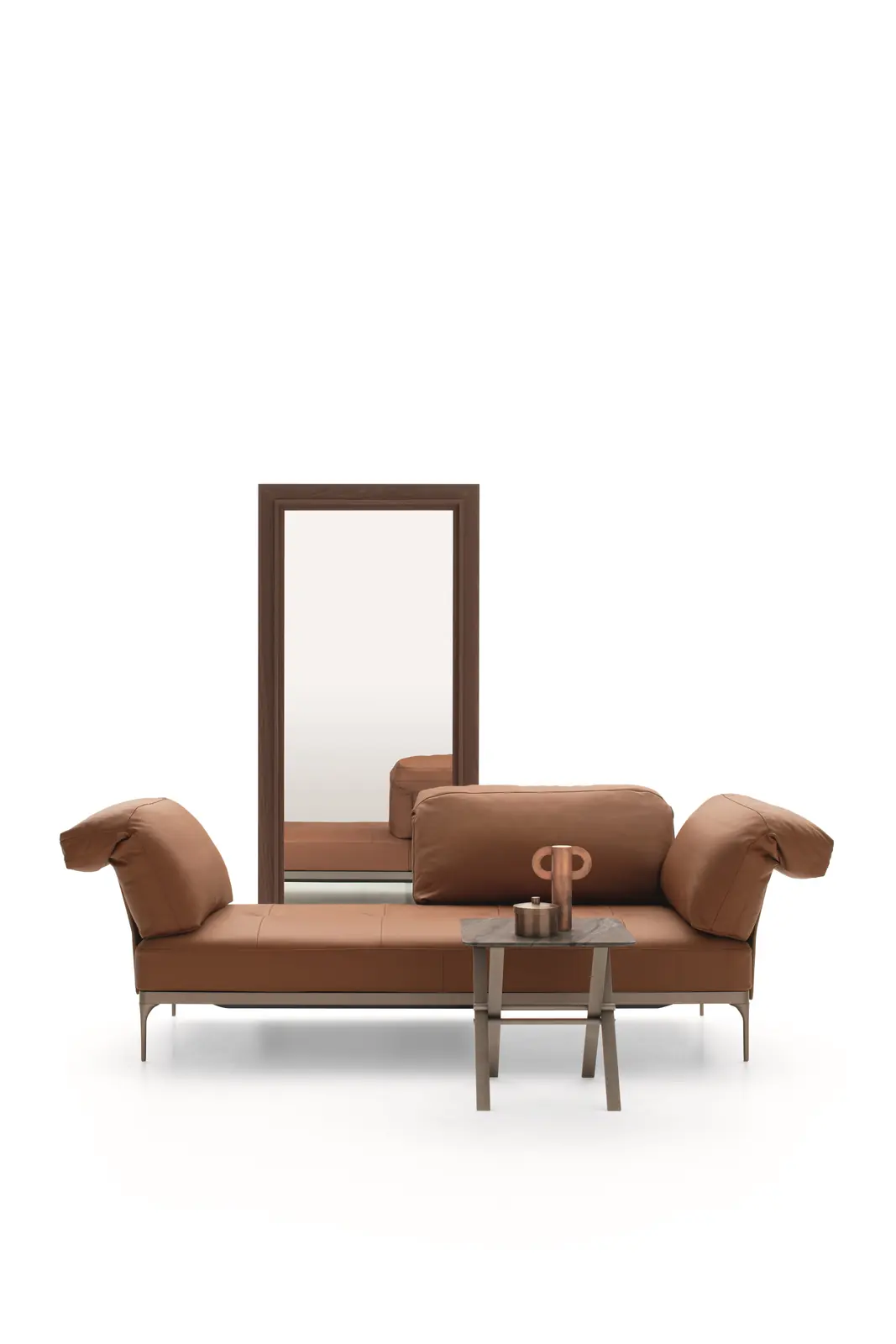 Braunes Sofa Ada mit abgerundeten Armlehnen und hellen Kissen