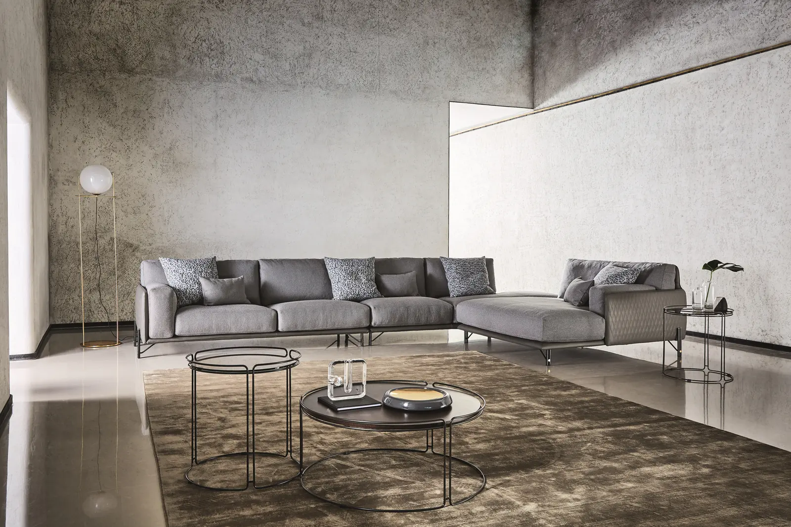 Graue Sofagarnitur Kris mit Chaiselongue und niedrigen Couchtischen