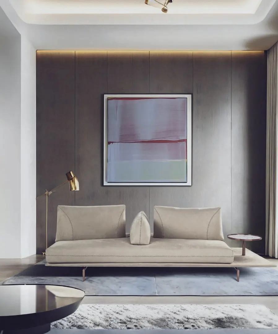 Helles Sofa Gianduiotto unter einem gerahmten Bild im Wohnraum