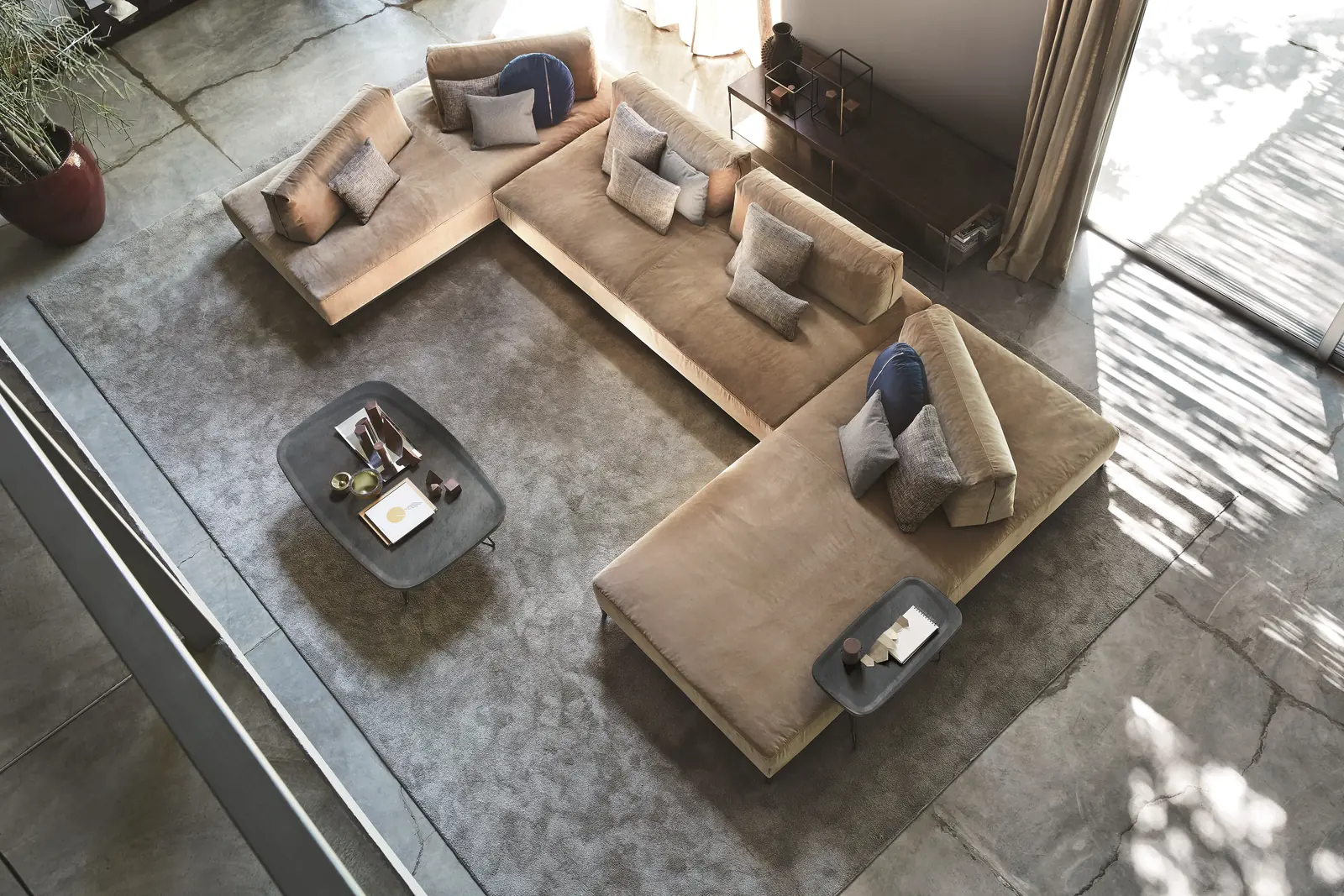 Beige Sitzlandschaft Verve mit Kissen, Couchtisch und Beistelltisch von oben