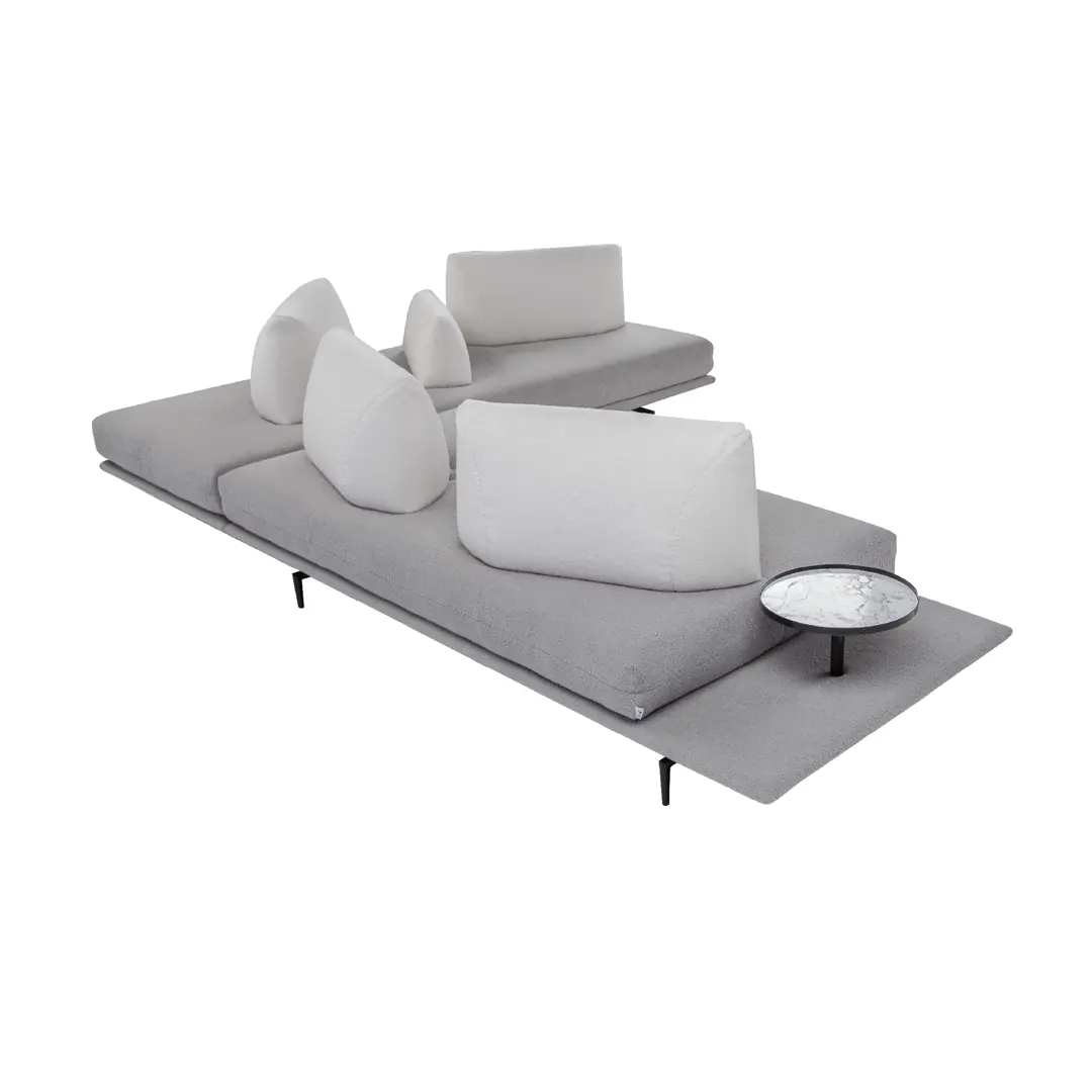 Helles Sofa Gianduiotto mit verschiebbaren Rückenlehnen und Beistelltisch