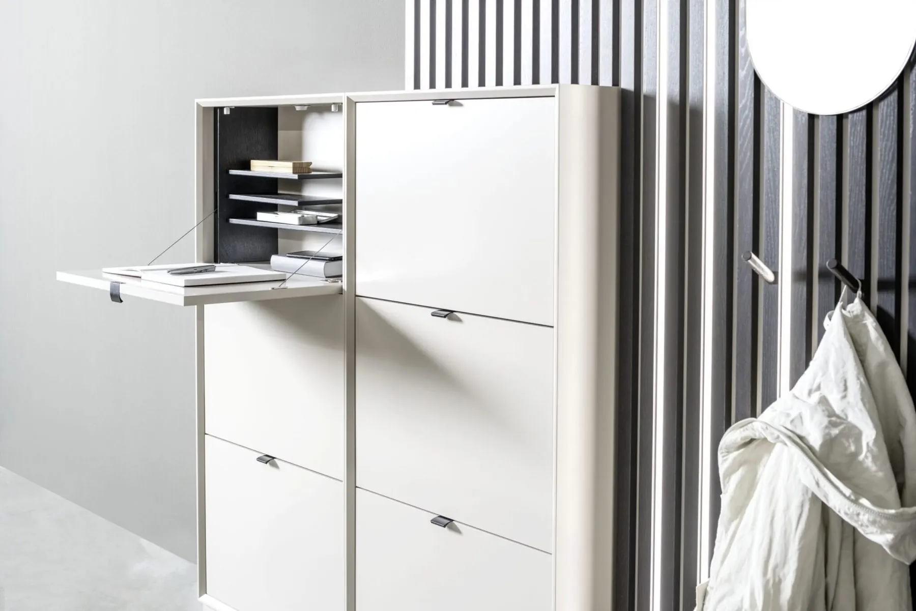 Garderobenschrank Modo mit geöffneten Schuhkippern