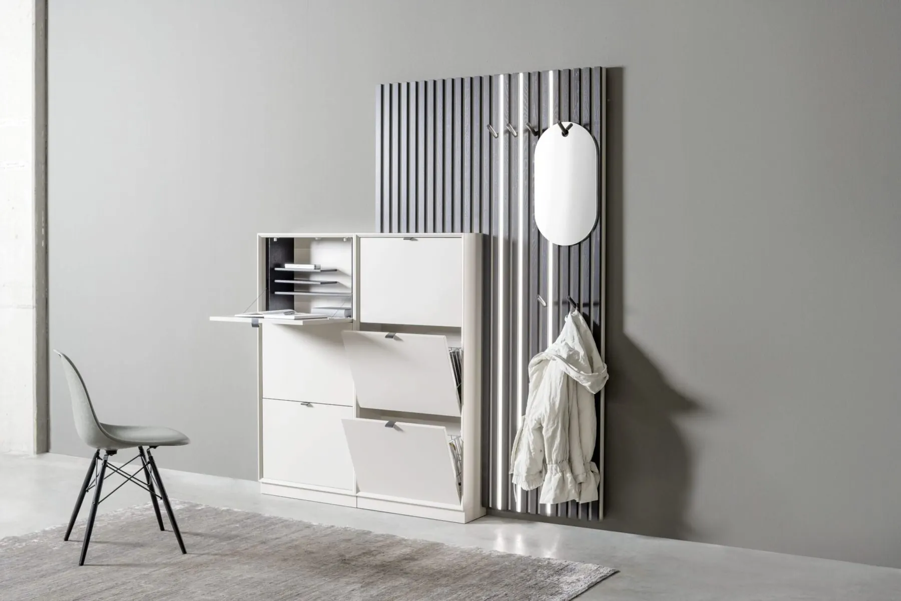 Garderobe Modo mit Klappsekretär und geripptem Wandpaneel