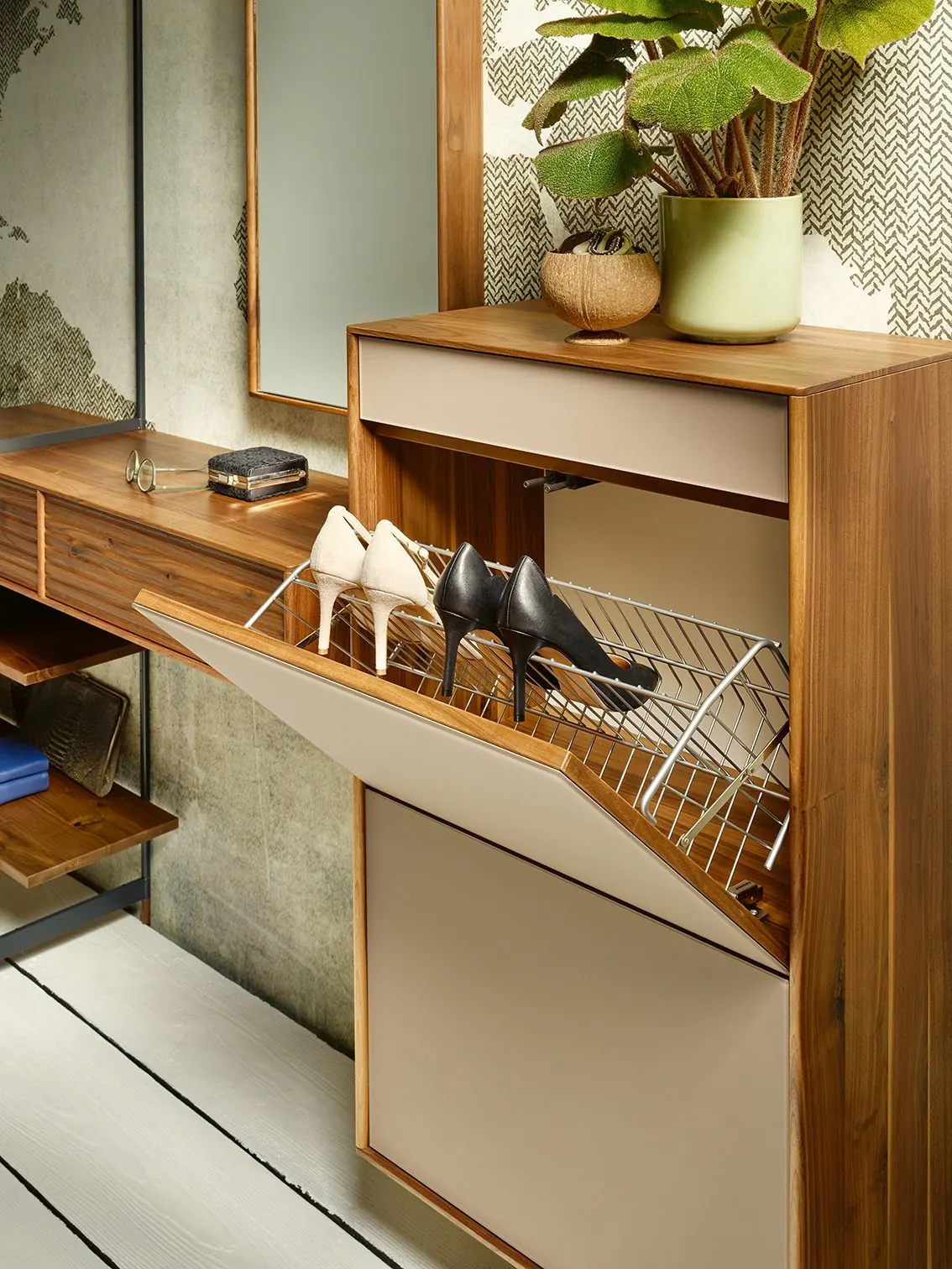Detail der Garderobe Lina mit geöffnetem Schuhauszug