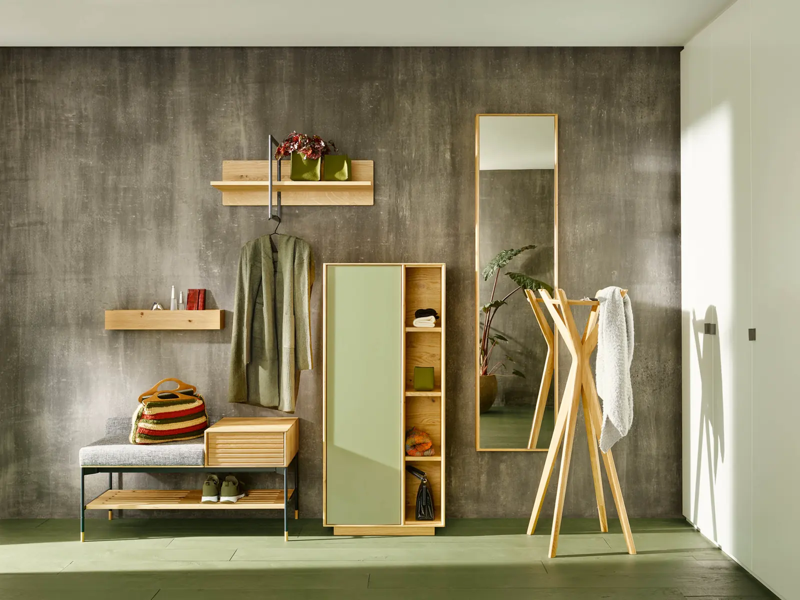 Garderobe Lina in Naturbuche mit Sitzbank und Glas in Salbeigrün