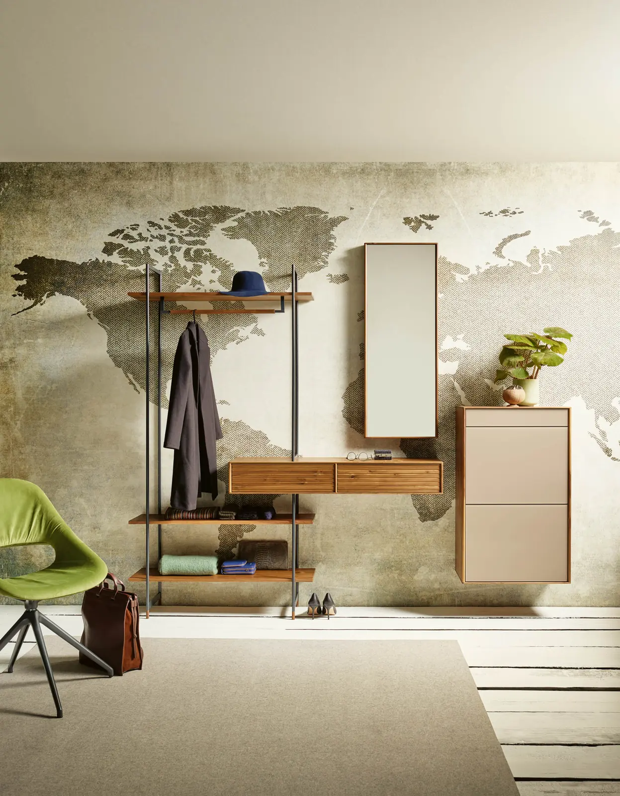 Garderobe Lina mit Spiegel und Sitzbank vor einer Landkartentapete
