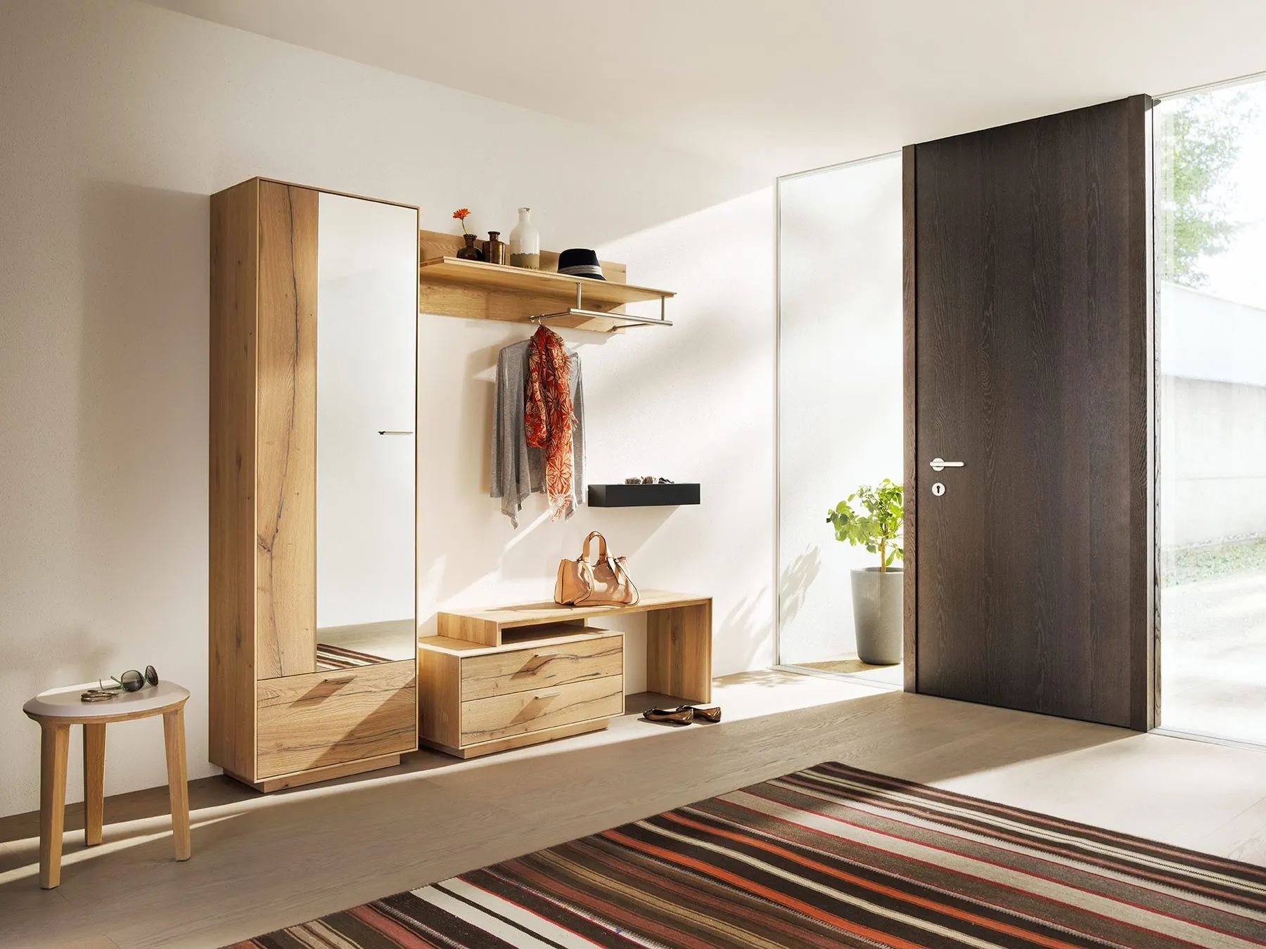 Garderobe Puro aus weiß geölter Balkeneiche mit Wandpaneel
