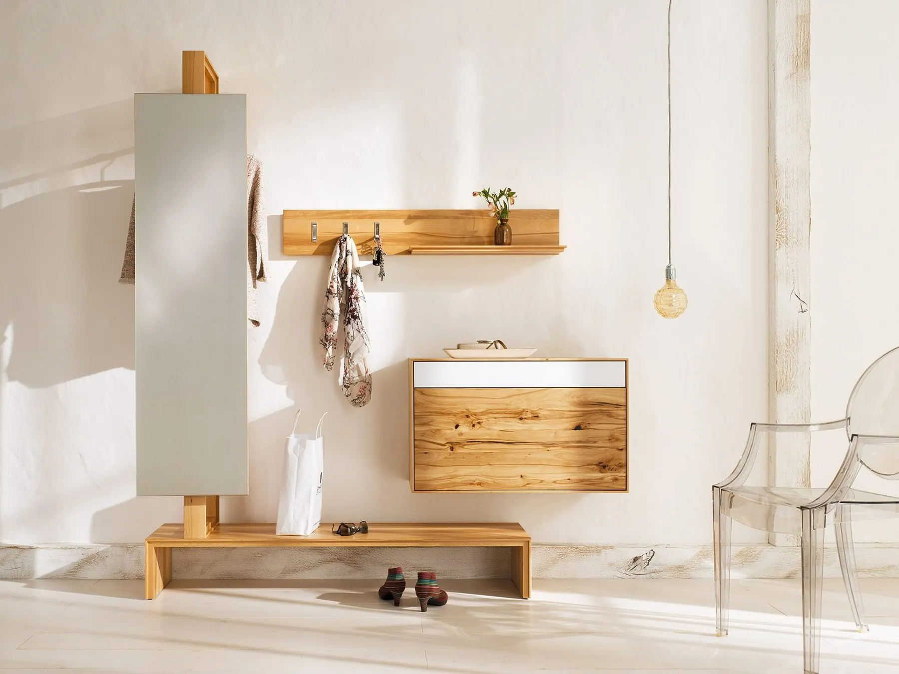 Garderobe Puro aus heller Naturbuche mit Sitzbank und Spiegel