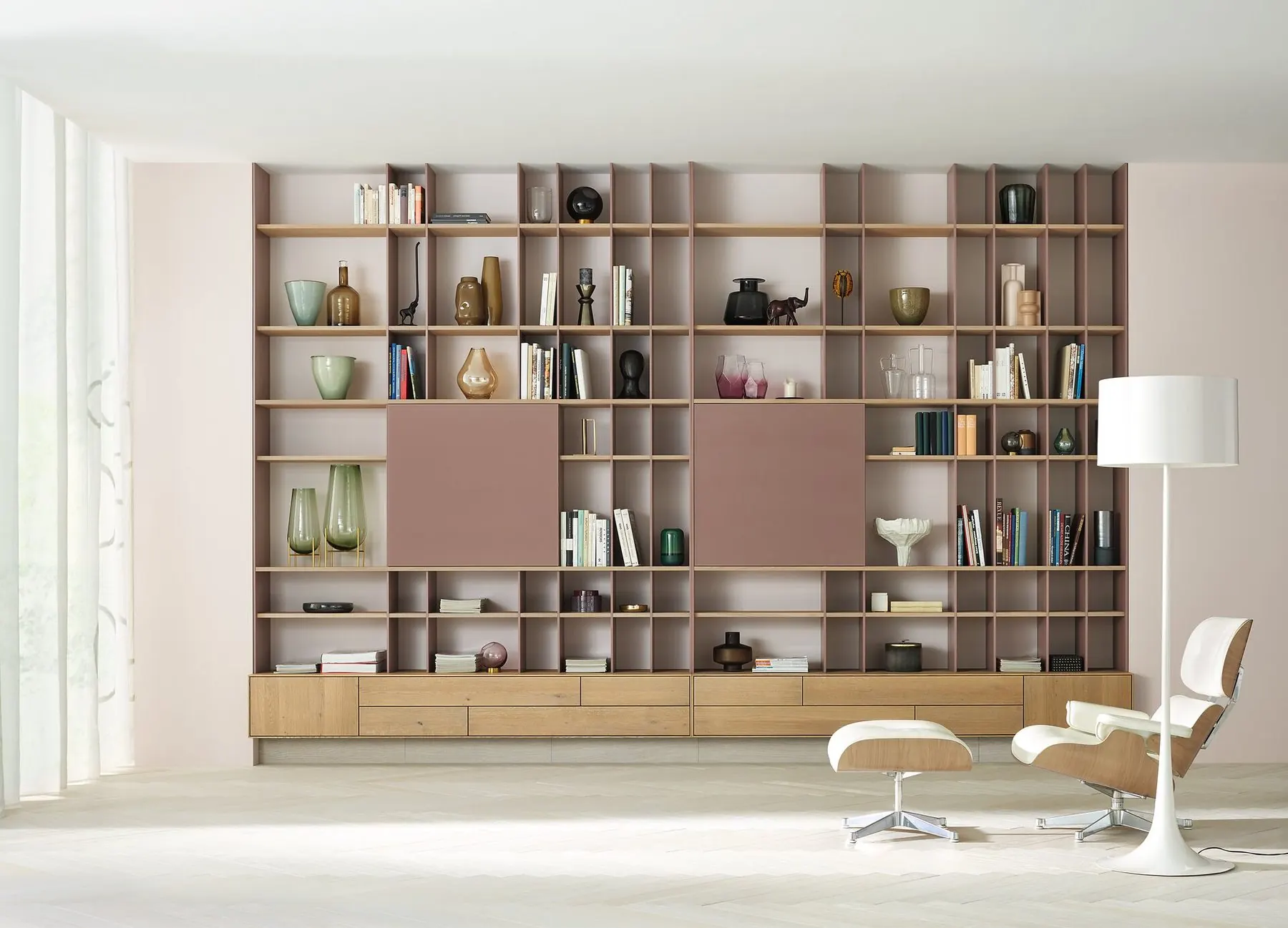 Raumhohe Bücherwand mit zwei Sesseln und Stehleuchte