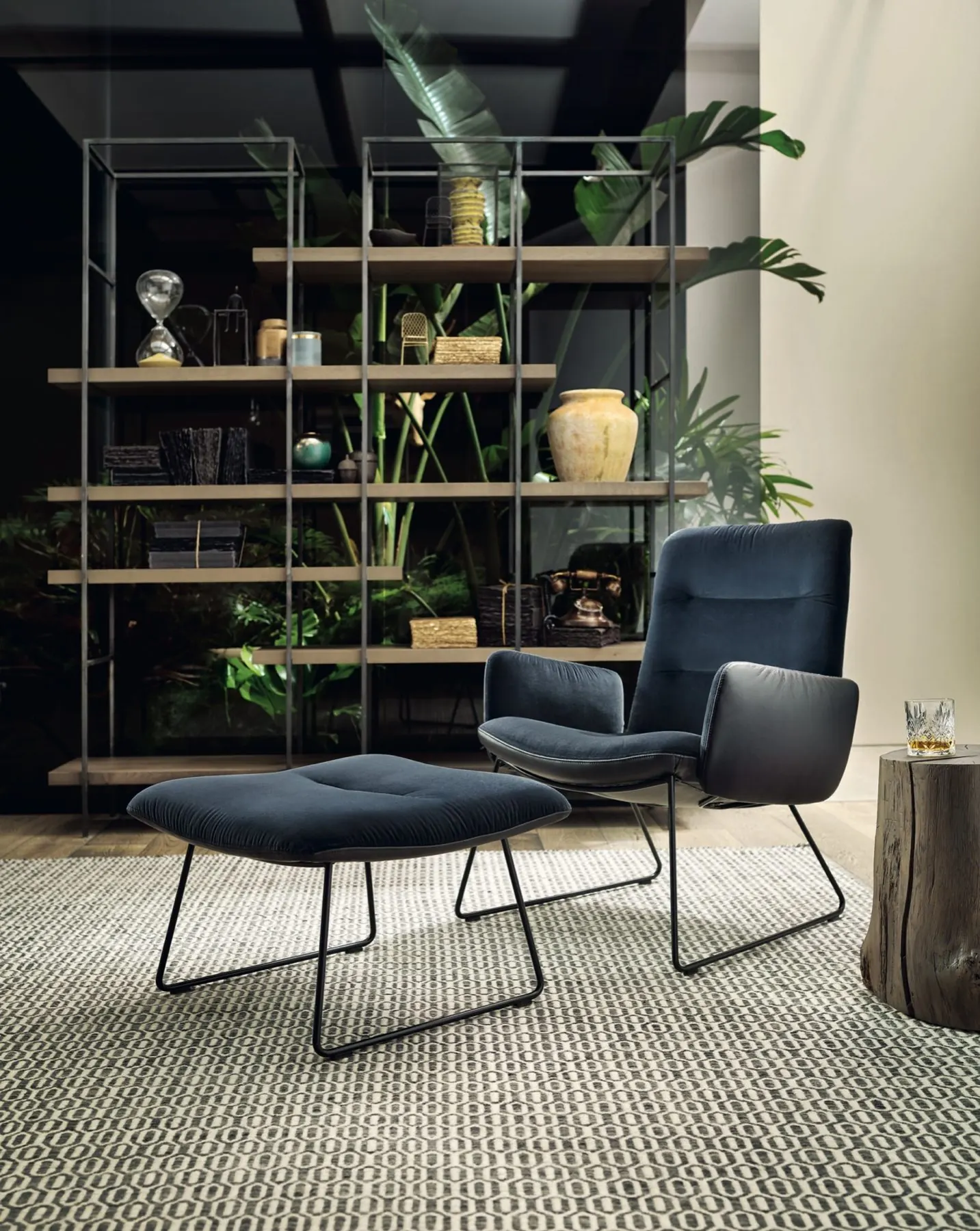 Offenes Regalsystem aus Metall und Holz mit zwei Loungesesseln