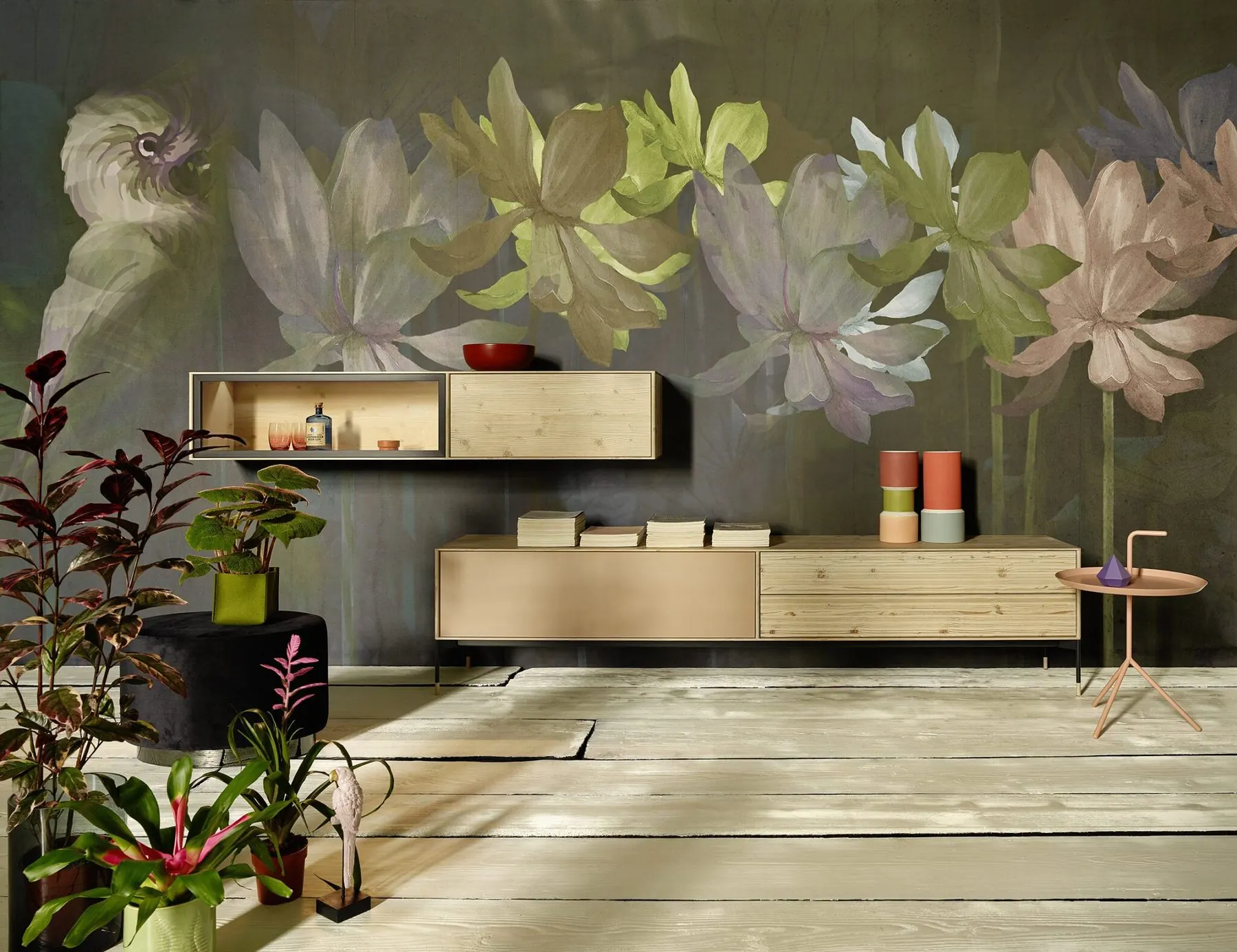 Wohnkombination Lina aus Bergfichte vor einer floralen Tapete